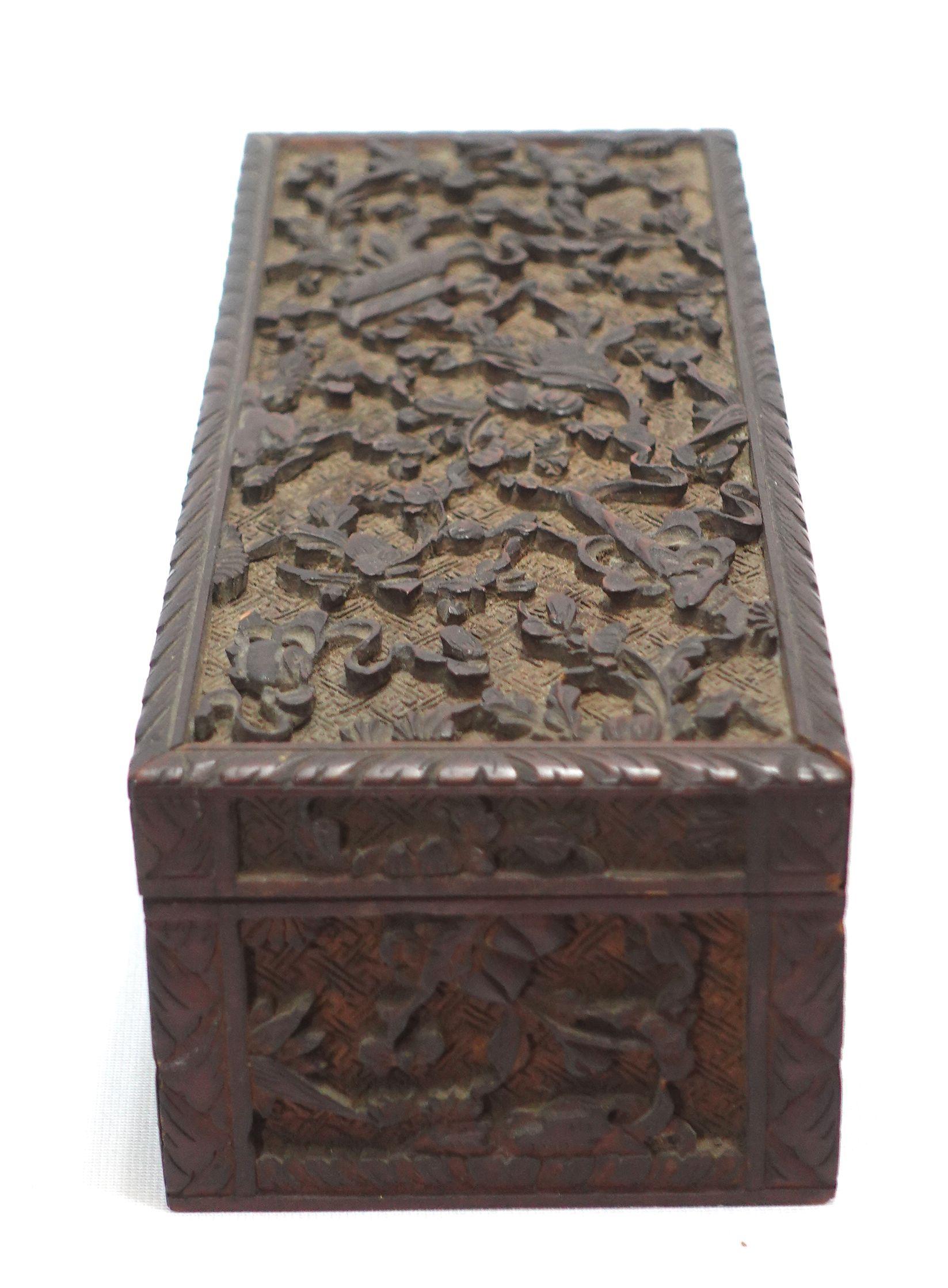 Boîte à gants chinoise ancienne sculptée avec relief élaboré avec charnières et serrure d'origine en vente 2