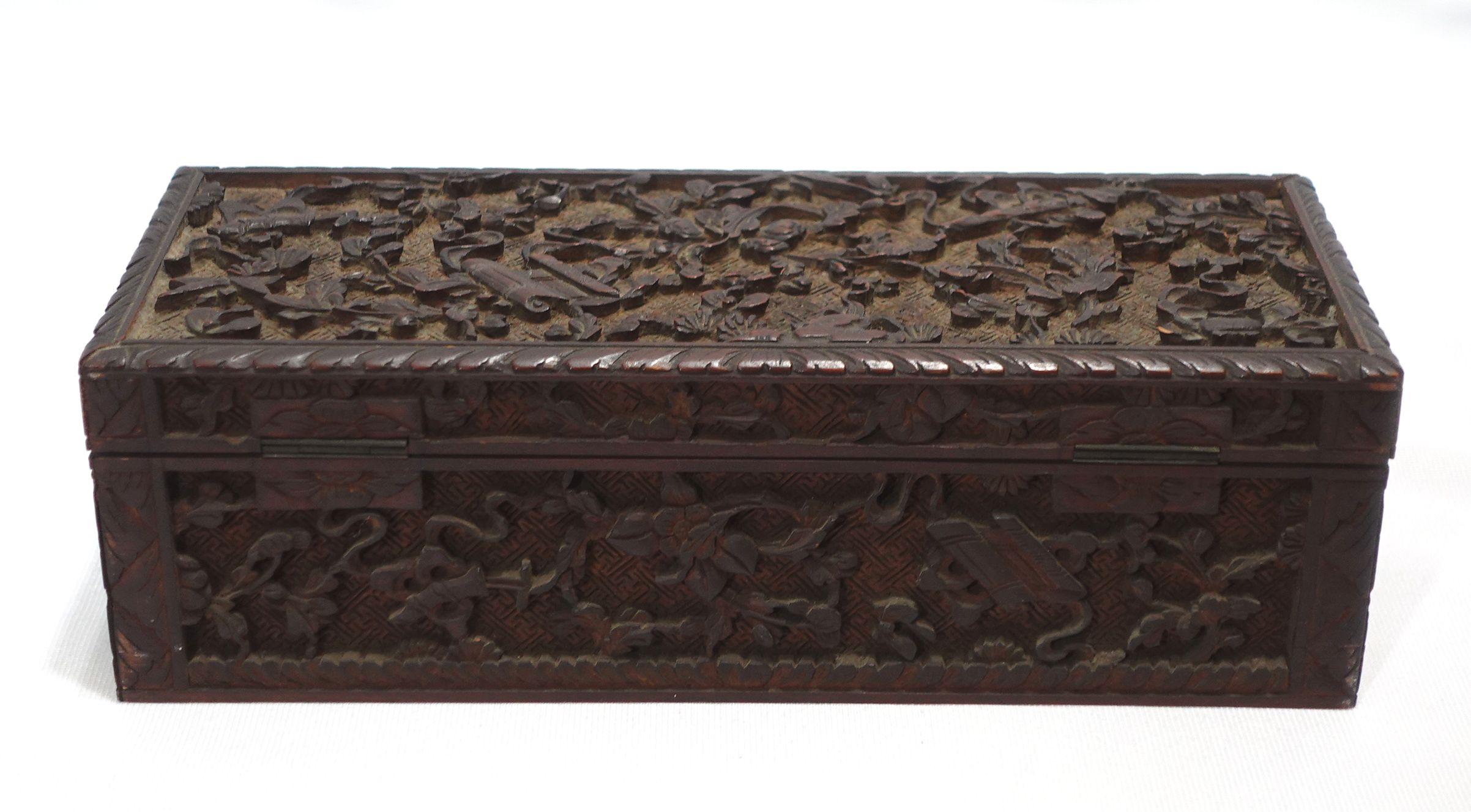 Boîte à gants chinoise ancienne sculptée avec relief élaboré avec charnières et serrure d'origine en vente 3
