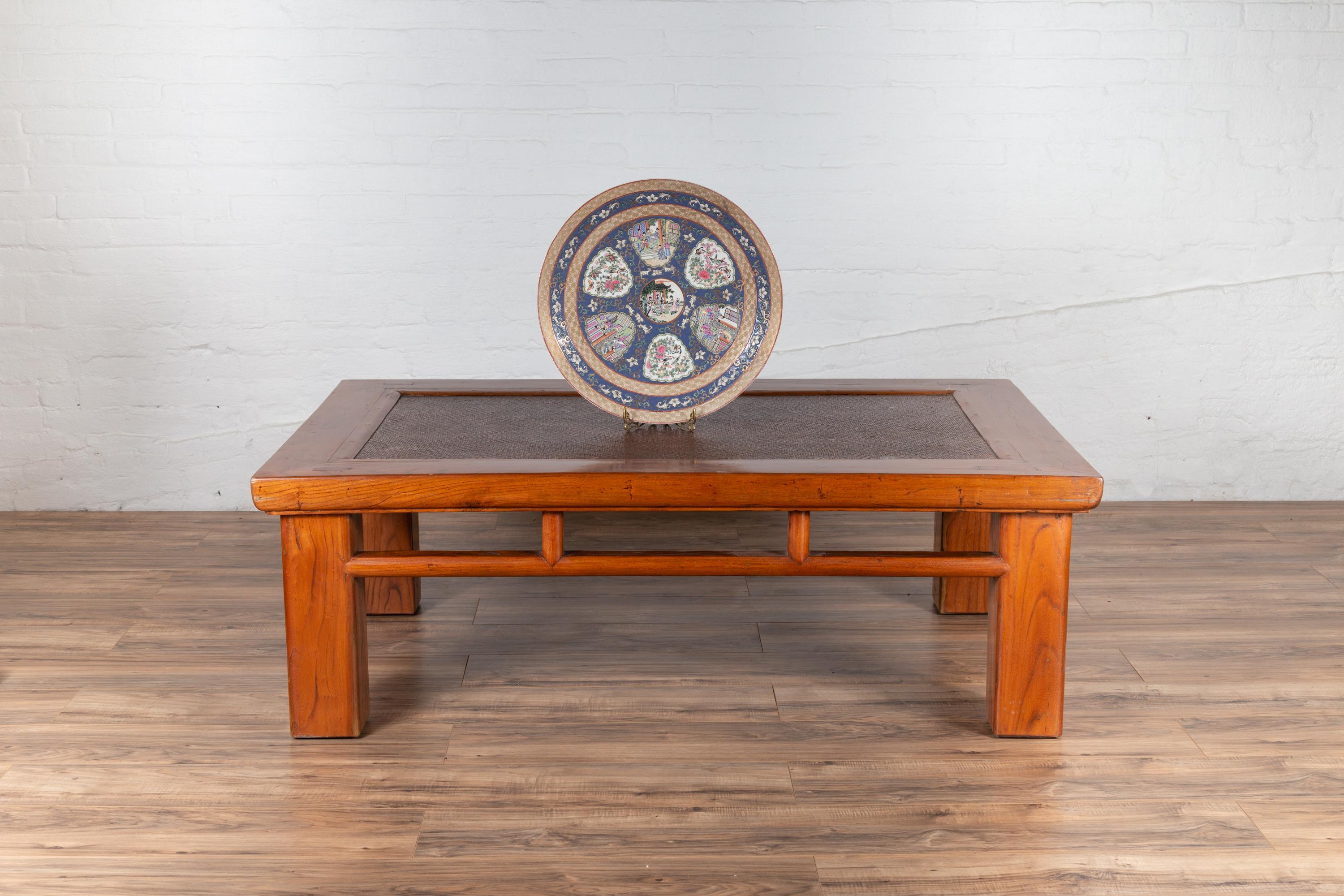 Table basse chinoise ancienne en orme avec pieds carrés et plateau en rotin inséré en vente 6