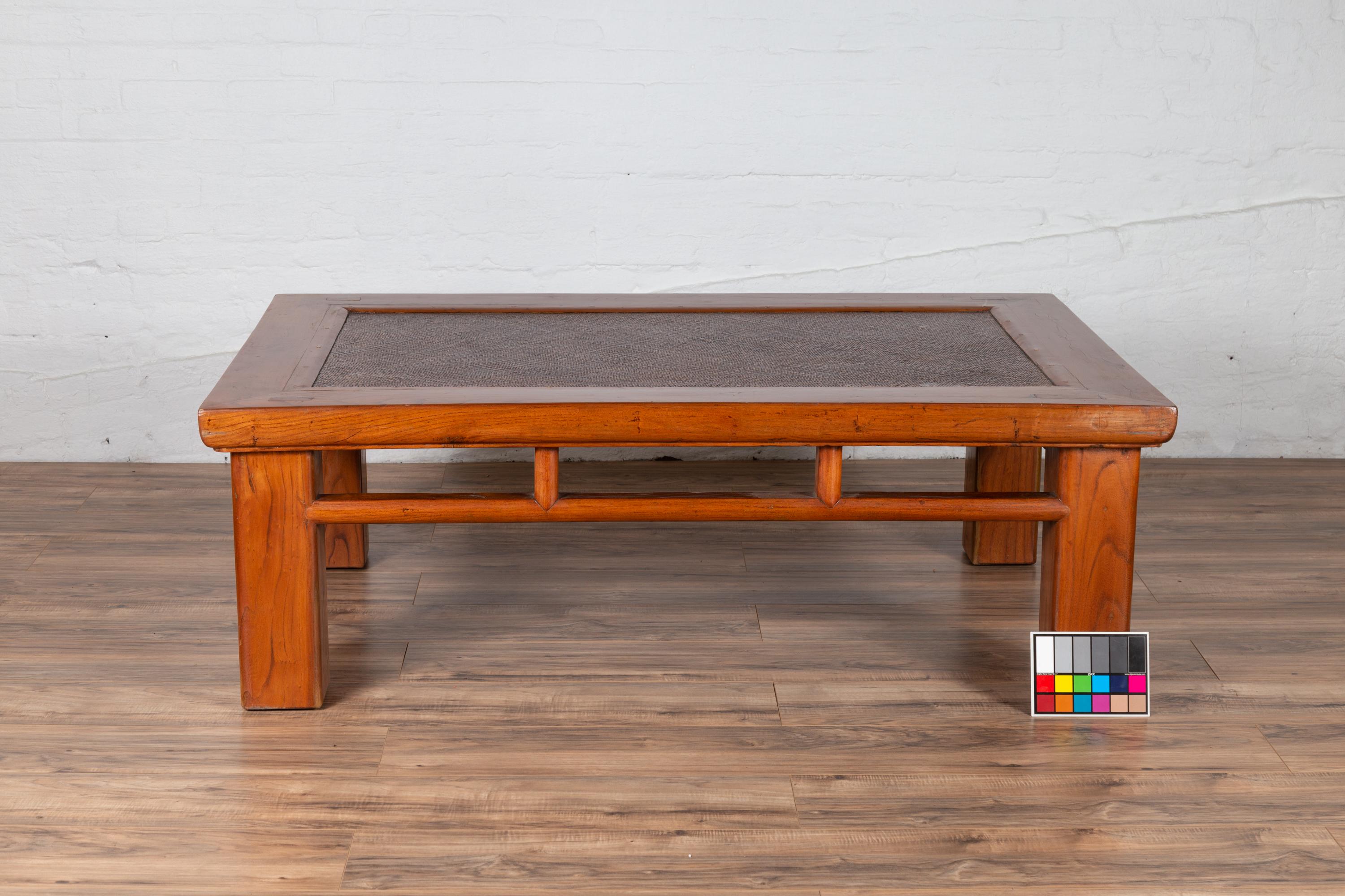 Table basse chinoise ancienne en orme avec pieds carrés et plateau en rotin inséré en vente 8