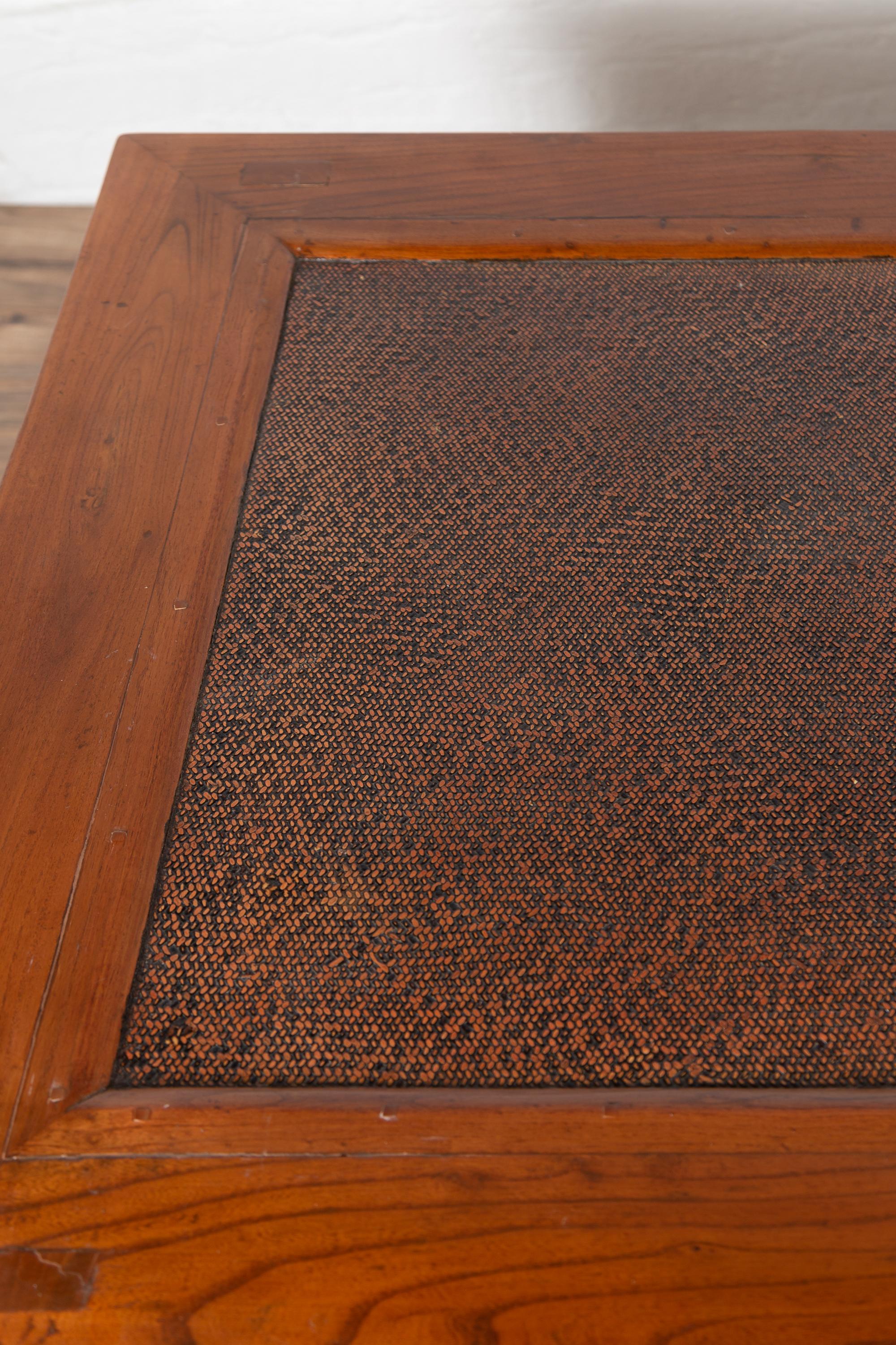 Chinois Table basse chinoise ancienne en orme avec pieds carrés et plateau en rotin inséré en vente