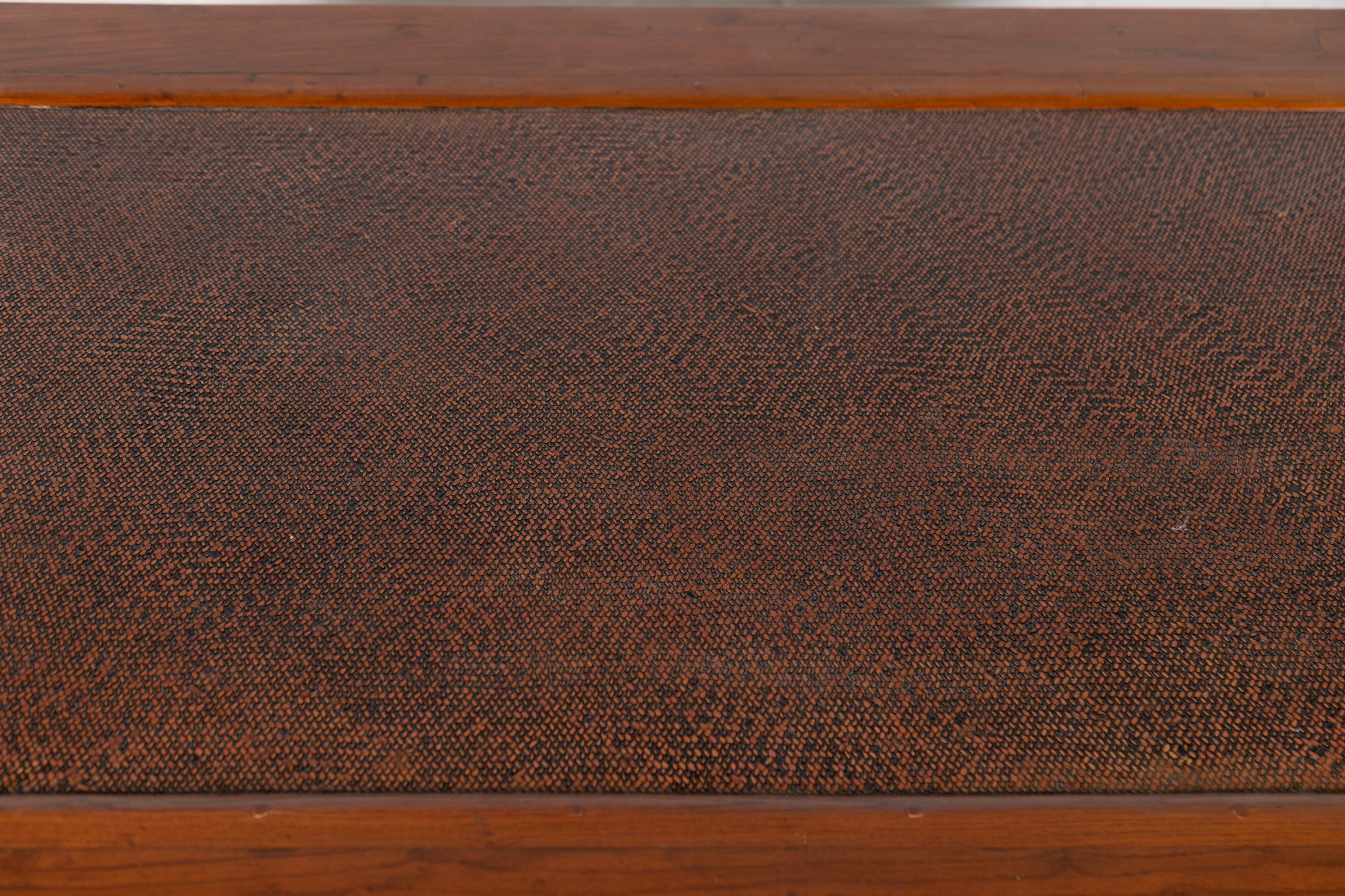 Table basse chinoise ancienne en orme avec pieds carrés et plateau en rotin inséré Bon état - En vente à Yonkers, NY