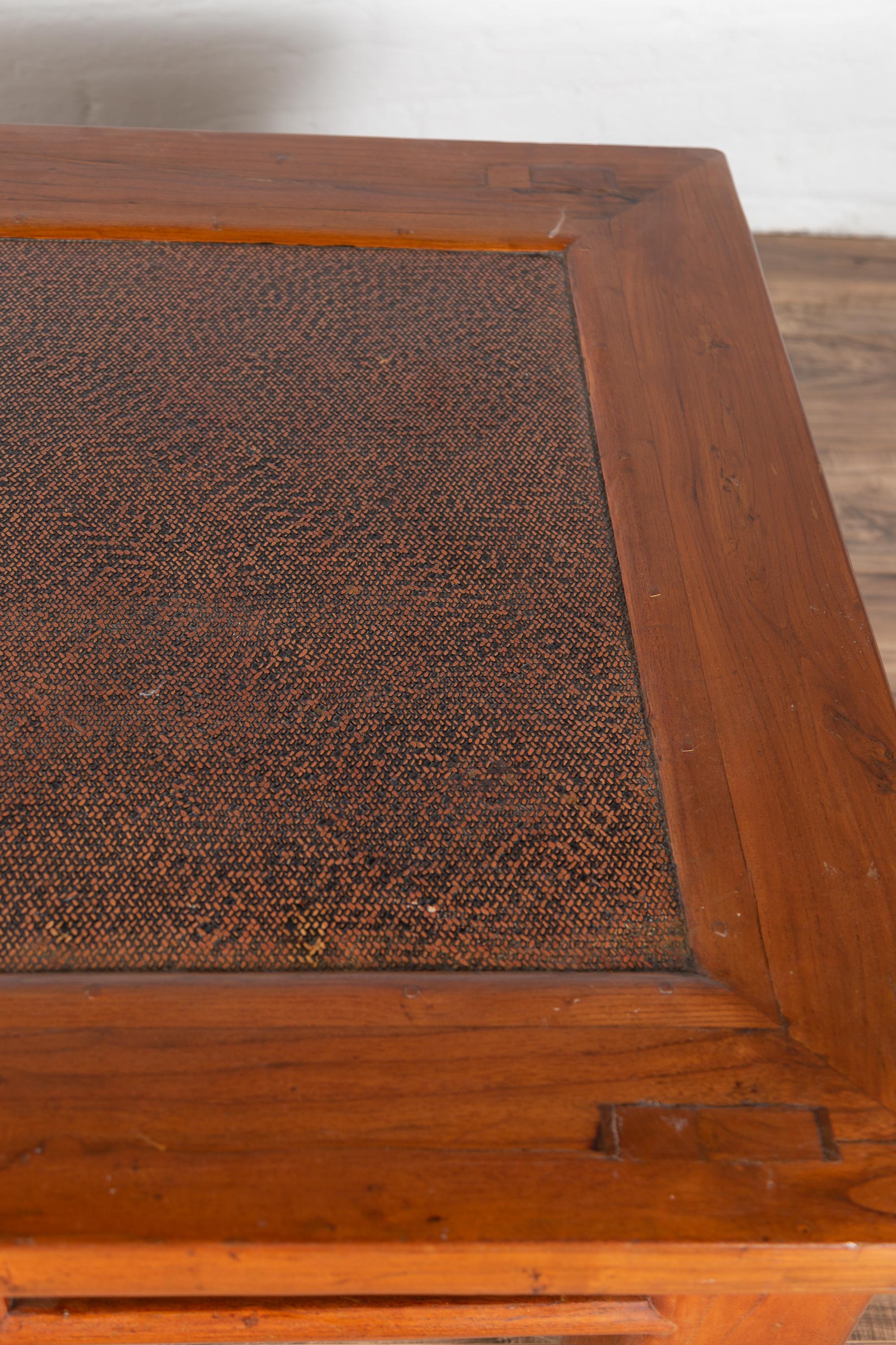 20ième siècle Table basse chinoise ancienne en orme avec pieds carrés et plateau en rotin inséré en vente