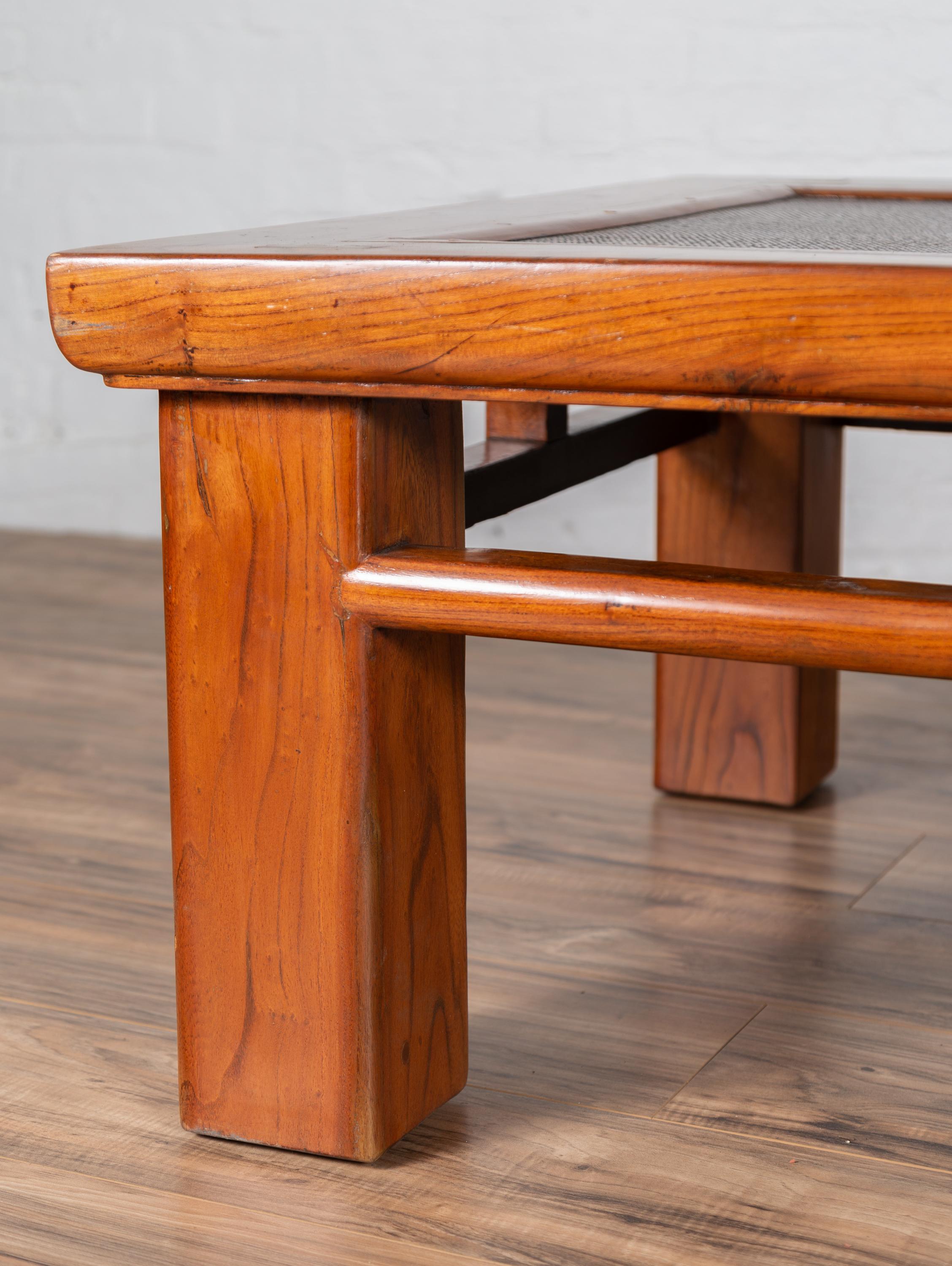 Rotin Table basse chinoise ancienne en orme avec pieds carrés et plateau en rotin inséré en vente