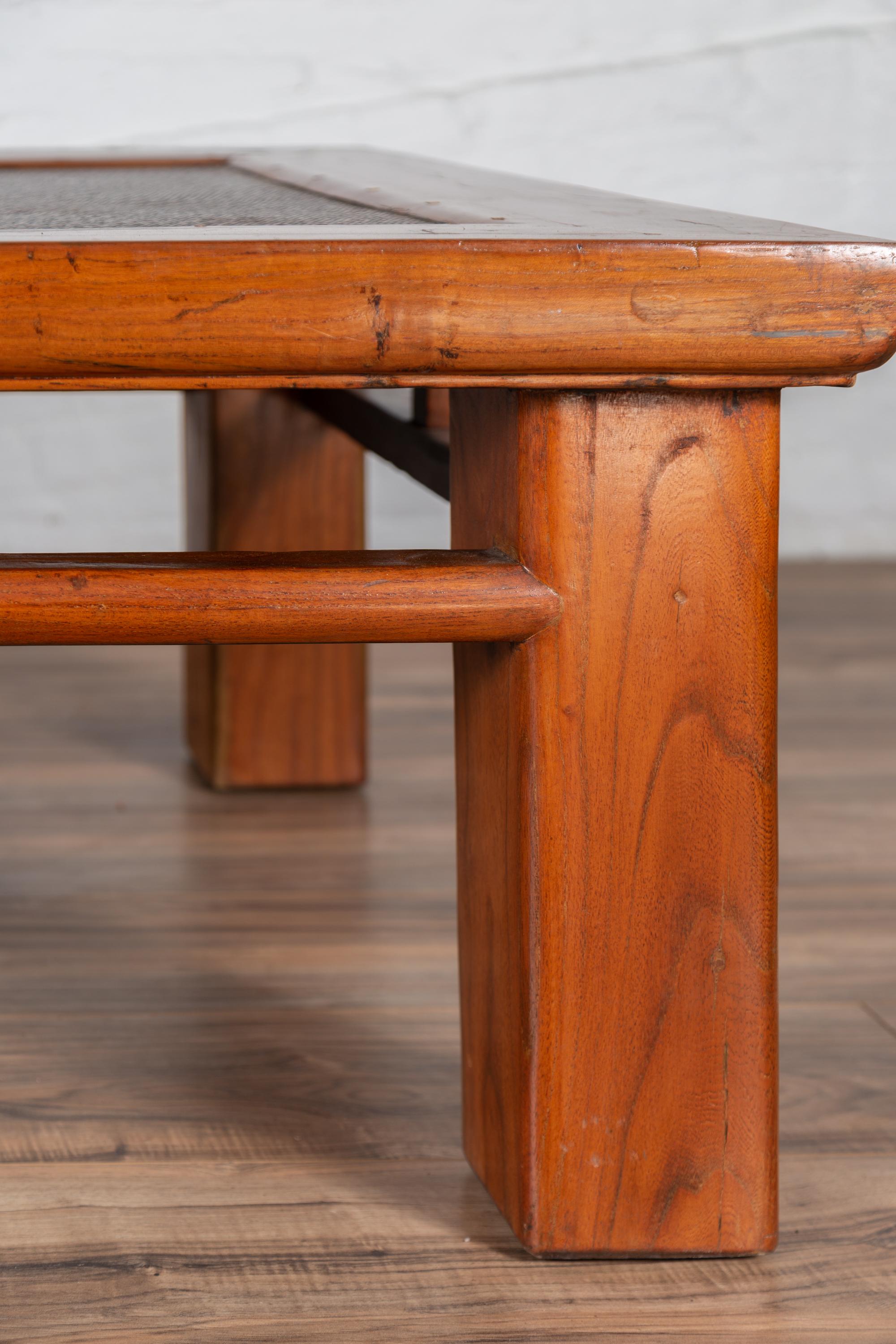 Table basse chinoise ancienne en orme avec pieds carrés et plateau en rotin inséré en vente 2