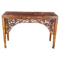 Ancienne table de salon, console, autel, hall et bar en orme chinois sculpté d'un dragon.