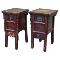 Anciennes tables d'appoint / tables d'autel chinoises en orme - paire