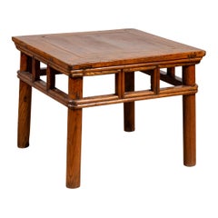 Ancienne table chinoise en bois d'orme avec tablier percé et motifs de structures en forme de pilier