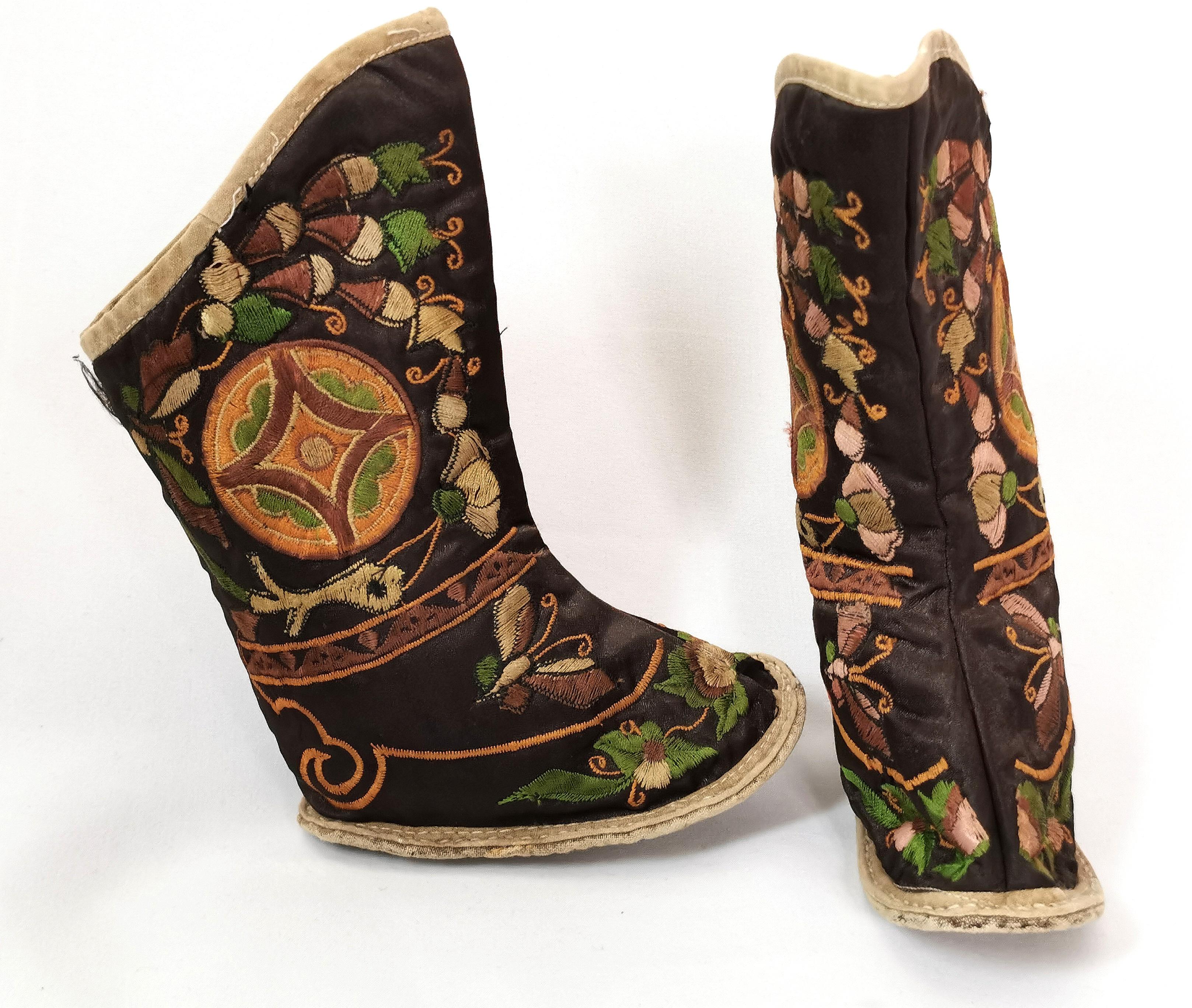 Antique Chinese embroidered silk boots  In Fair Condition For Sale In NEWARK, GB