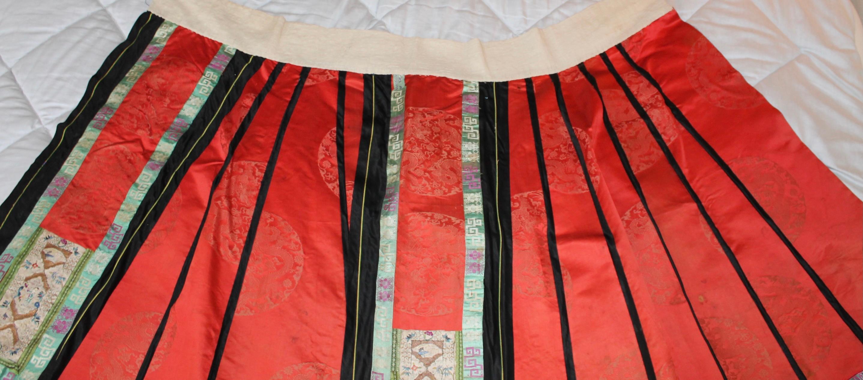 Jupe chinoise ancienne en soie brodée Bon état - En vente à Sharon, CT