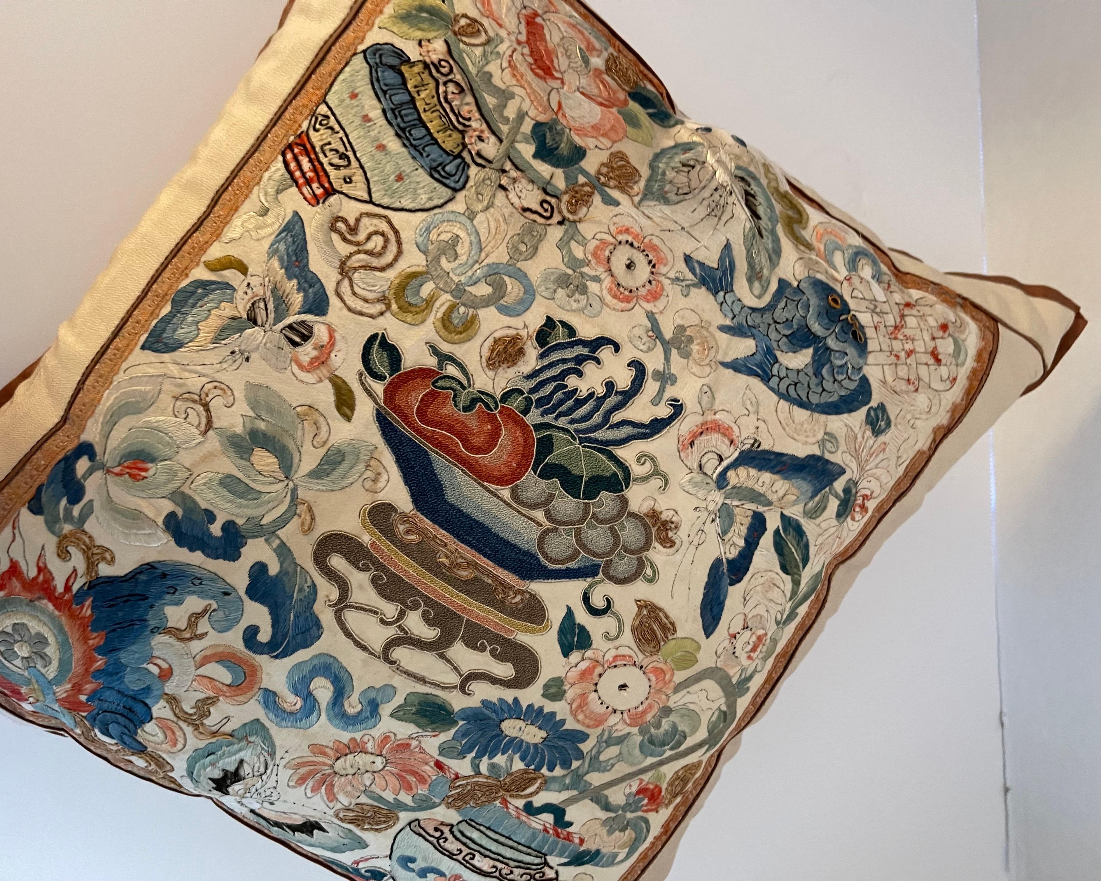 Coussin chinois ancien brodé en textile sur mesure en vente 2