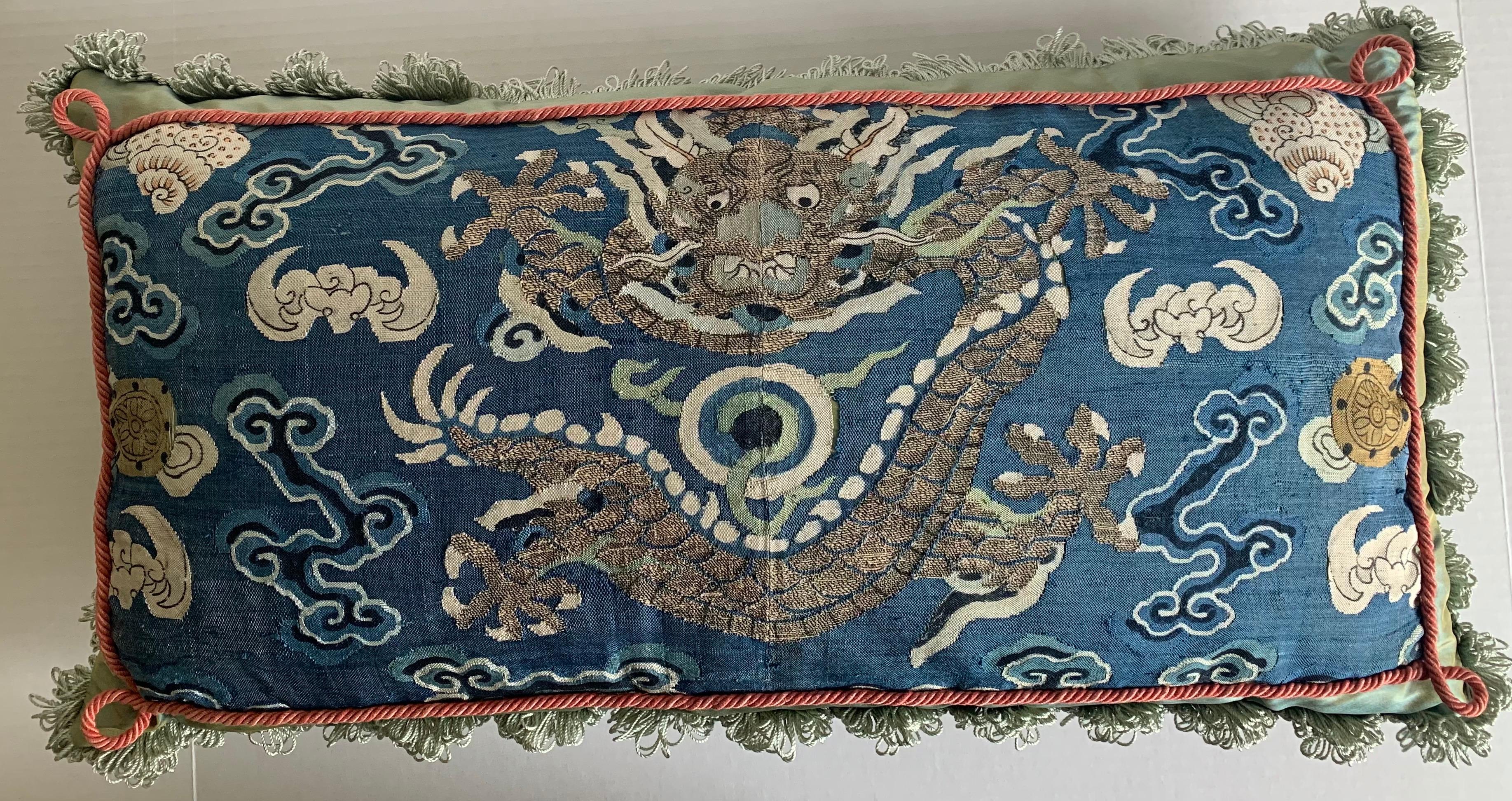 Antikes chinesisches besticktes Textil-Kissen nach Maß (Chinesischer Export) im Angebot