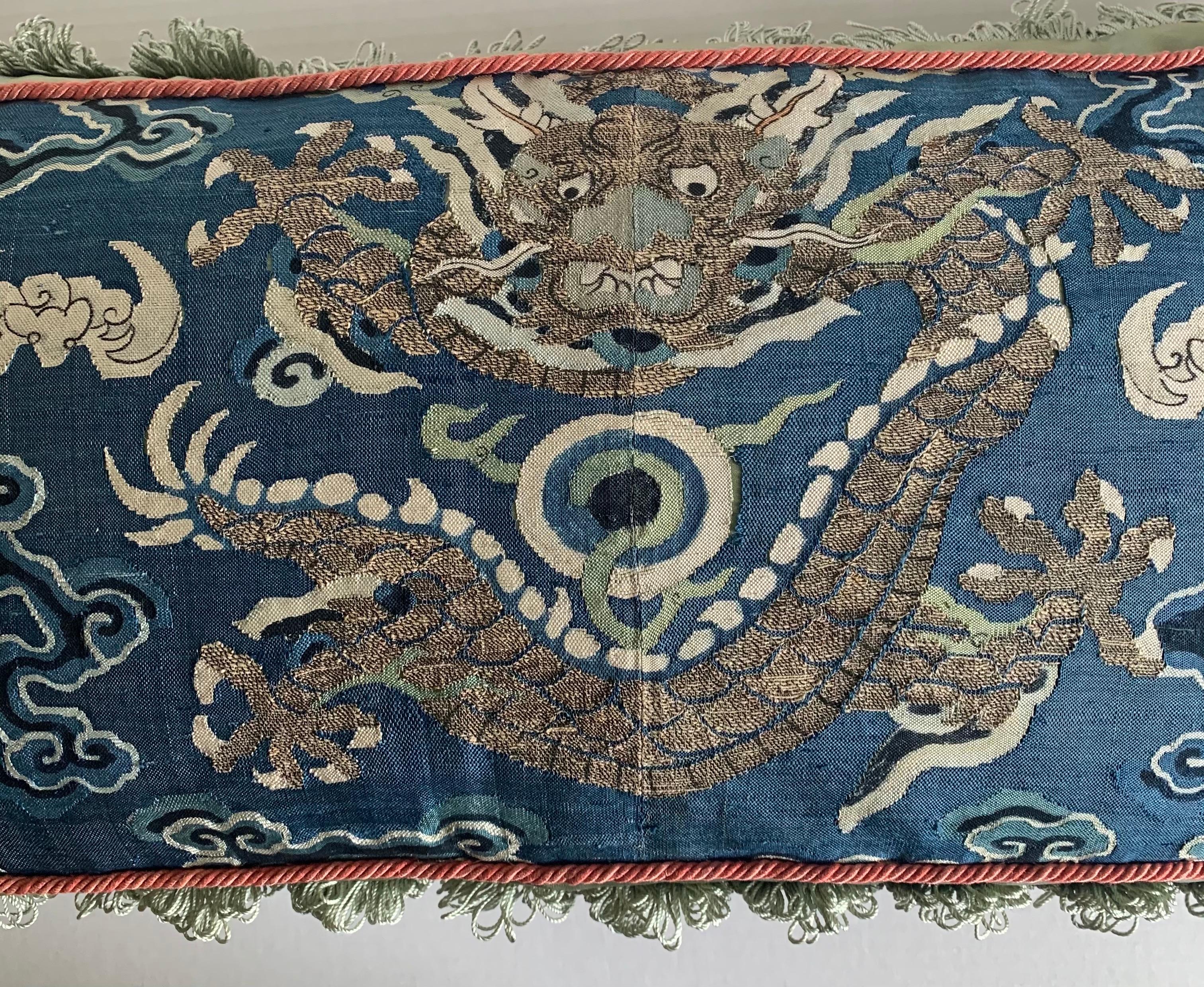 Antikes chinesisches besticktes Textil-Kissen nach Maß (Bestickt) im Angebot