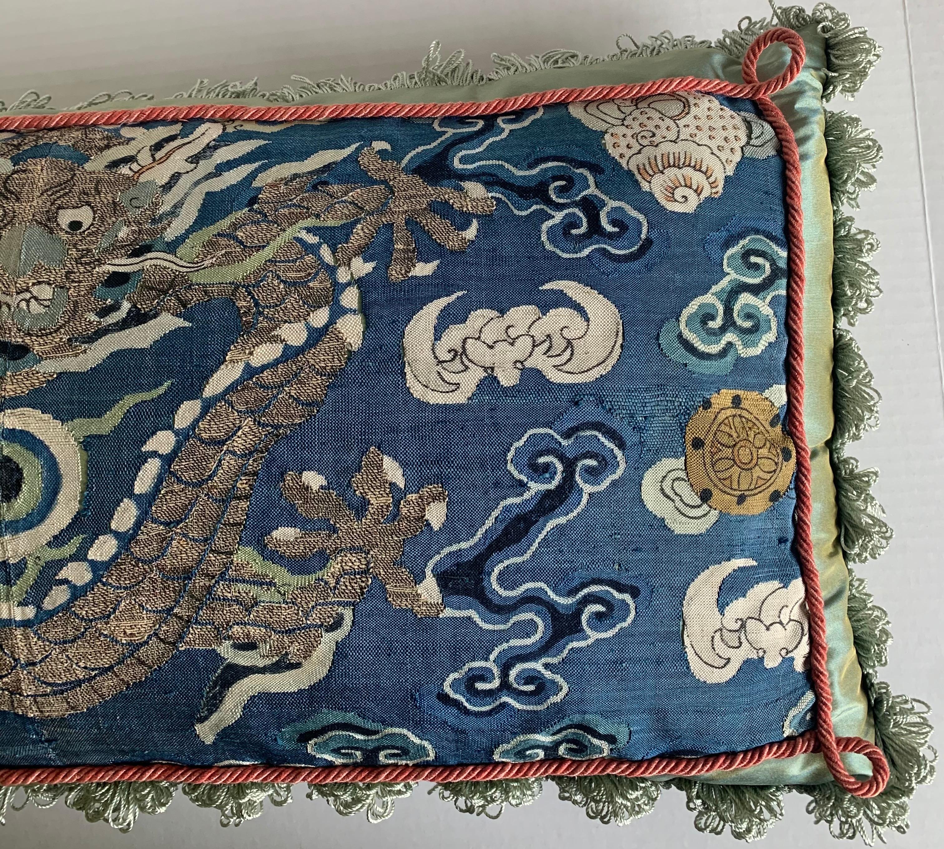 Antikes chinesisches besticktes Textil-Kissen nach Maß im Zustand „Gut“ im Angebot in Stamford, CT