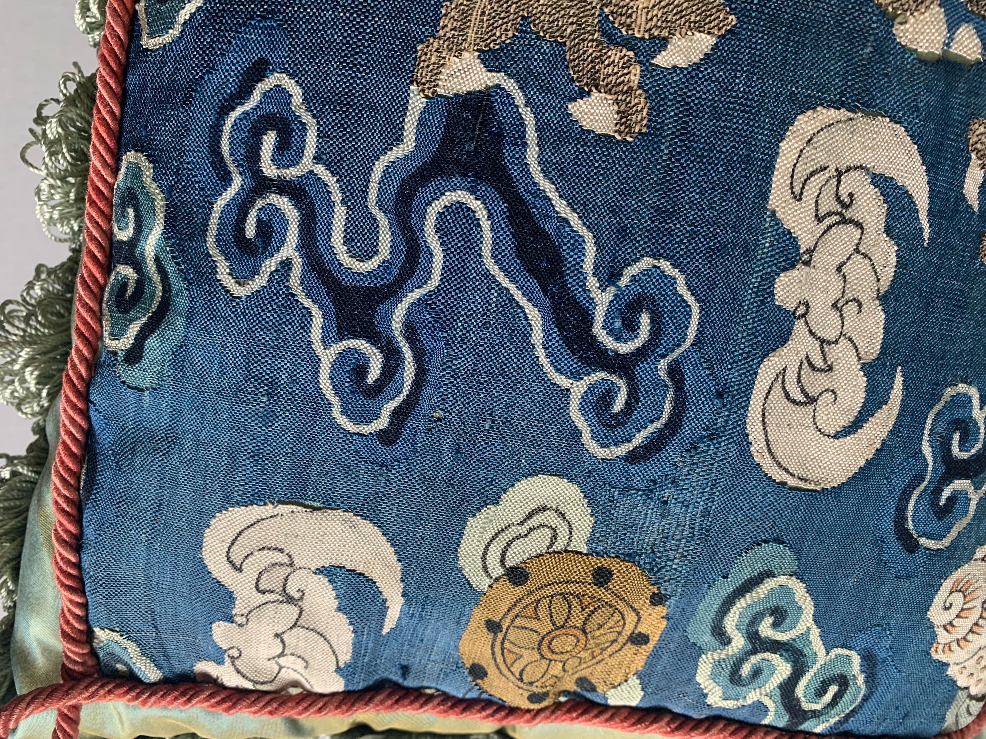 Antikes chinesisches besticktes Textil-Kissen nach Maß (20. Jahrhundert) im Angebot