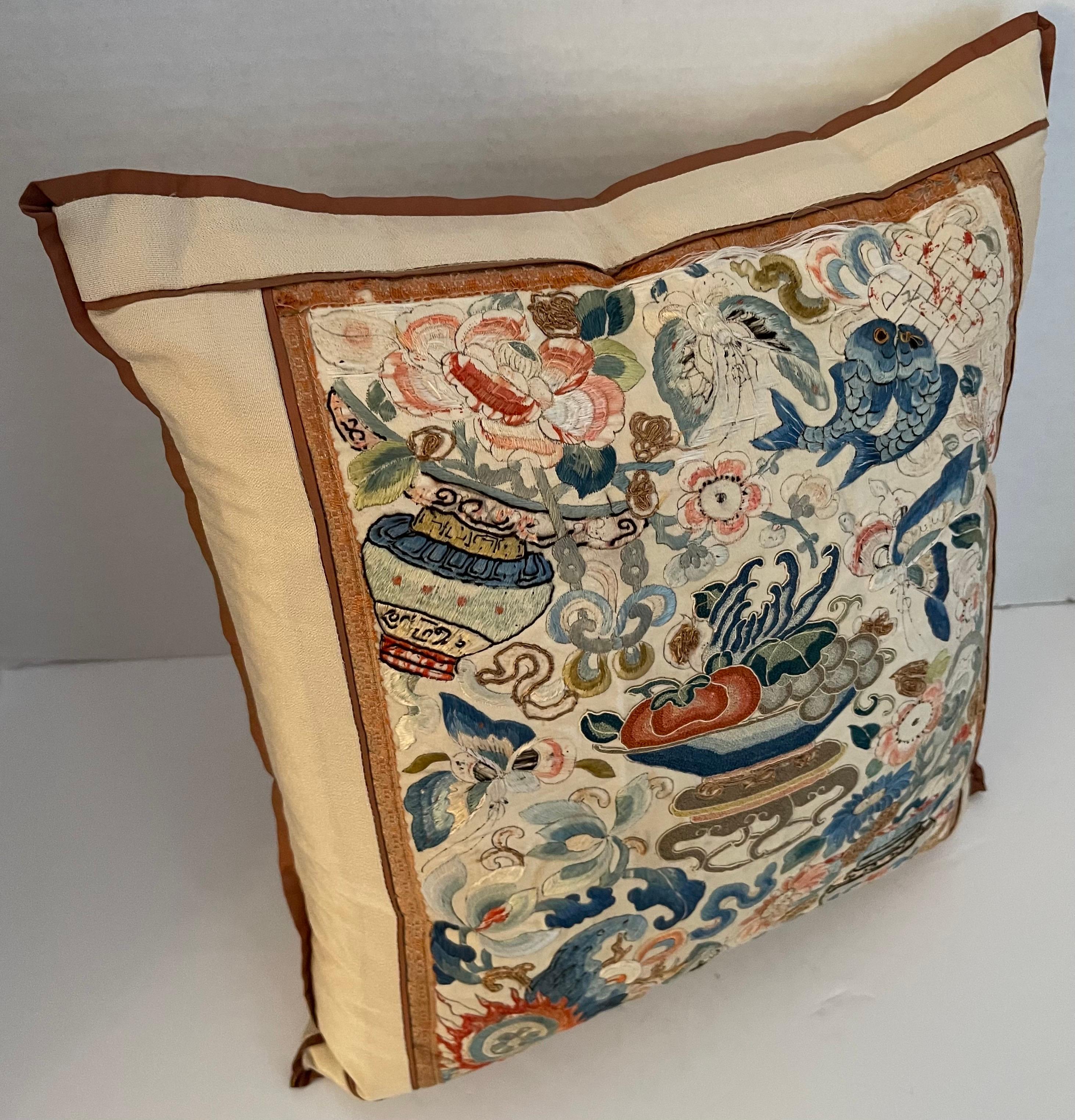 20ième siècle Coussin chinois ancien brodé en textile sur mesure en vente