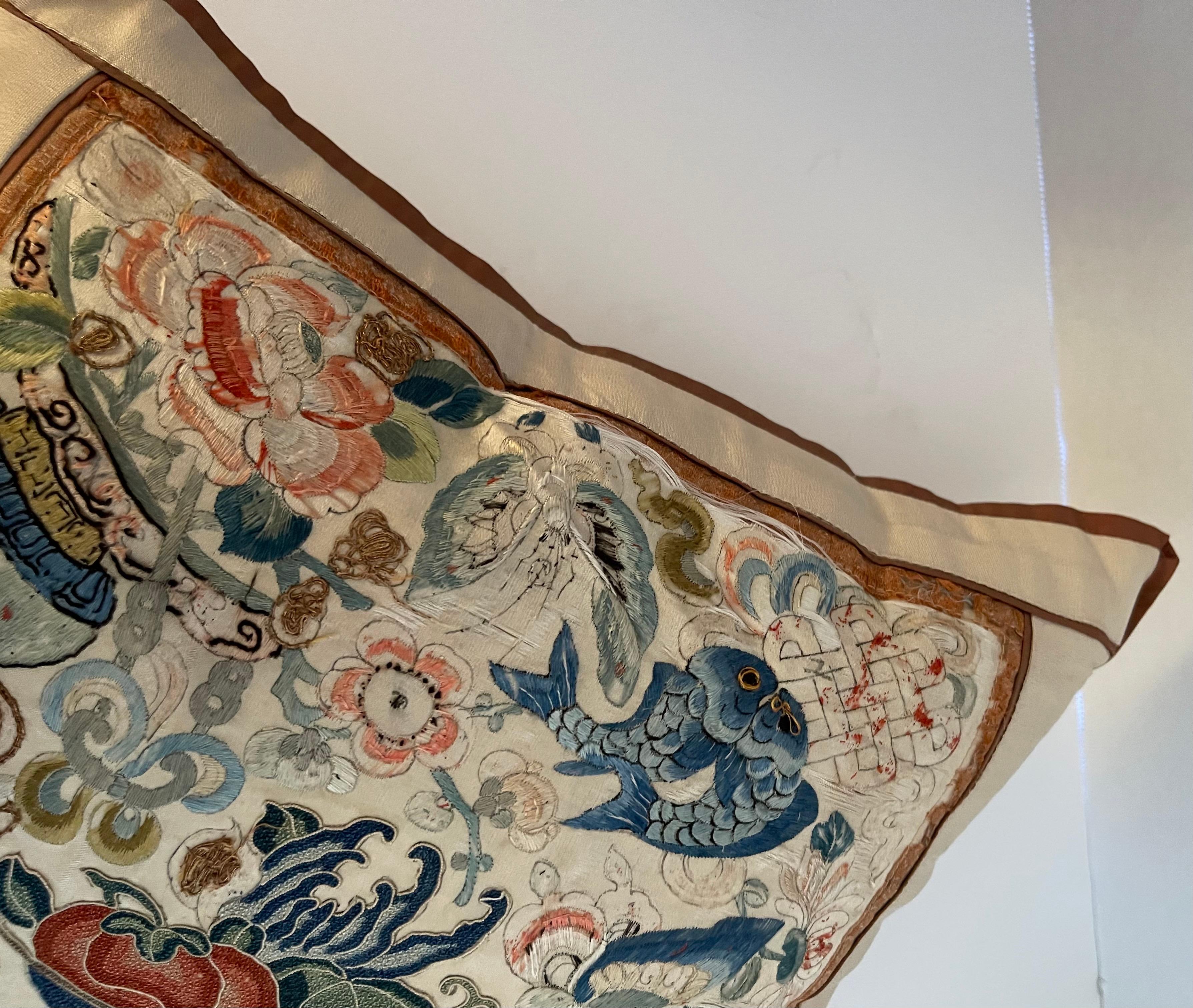Coussin chinois ancien brodé en textile sur mesure en vente 1