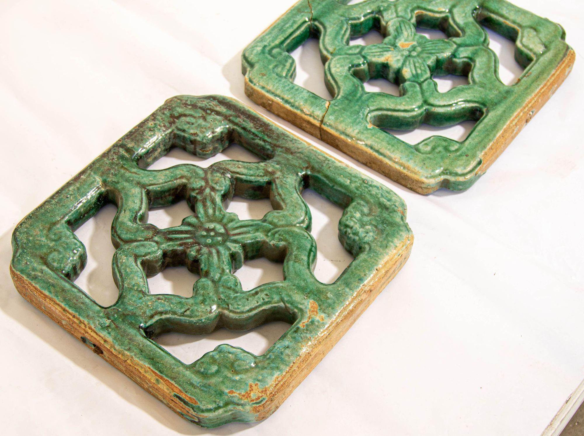 Antike chinesische smaragdgrün glasierte architektonische Kacheln, 2er-Set, um 1900 im Angebot 5