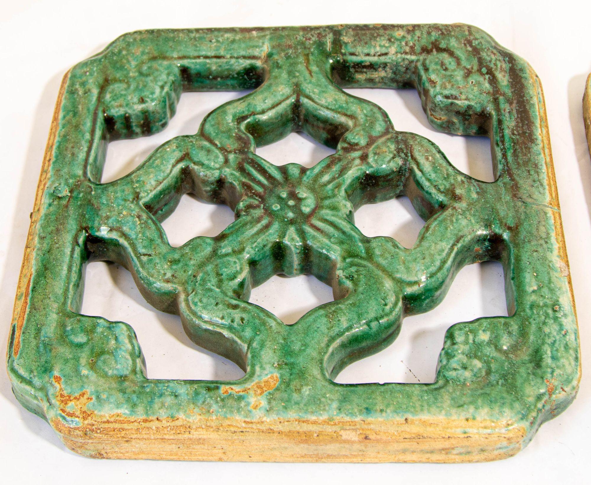 Antike chinesische smaragdgrün glasierte architektonische Kacheln, 2er-Set, um 1900 im Angebot 11