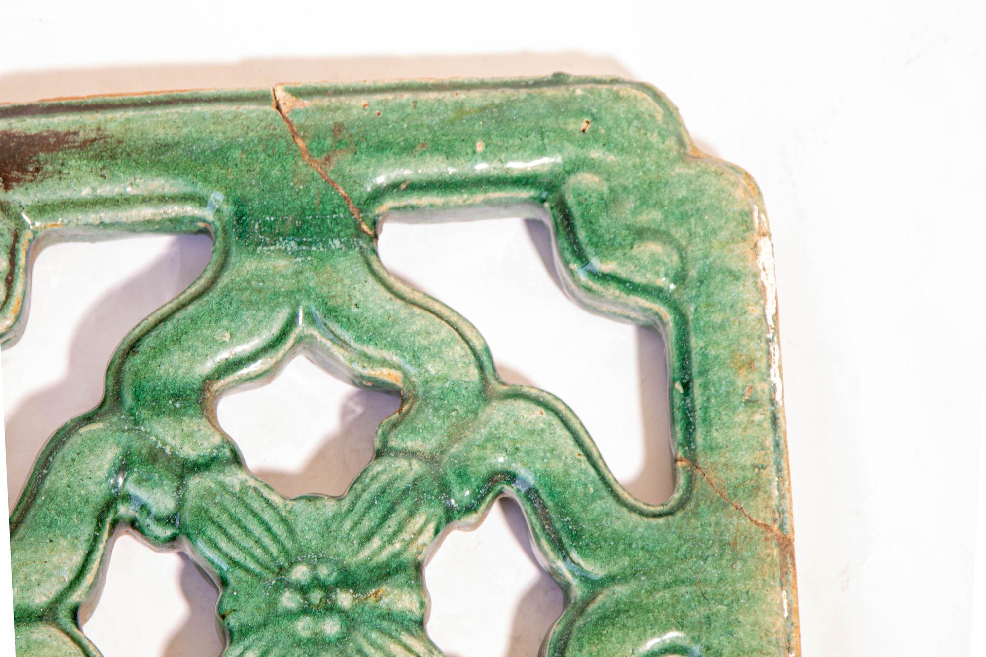 Exportation chinoise Tile architectural chinois ancien émaillé vert émeraude, c. 1900, lot de 2
