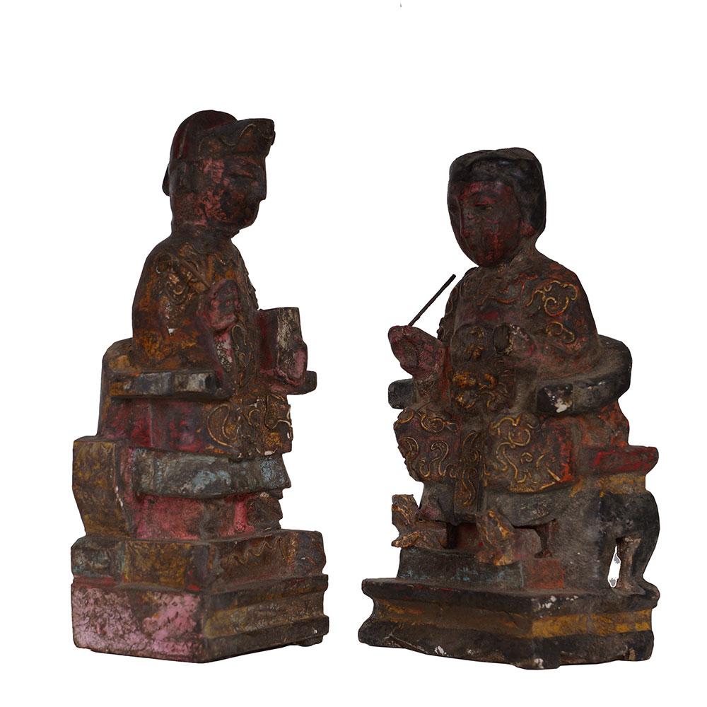  Dieses Paar von antiken chinesischen Kaiser und Kaiserin Statuen sind 100% handgefertigt und handgeschnitzt mit Farbe und vergoldet auf sie. Ein Teil der Farbe und der Vergoldung ist abgenutzt, aber insgesamt sind sie in gutem Zustand. Schauen Sie