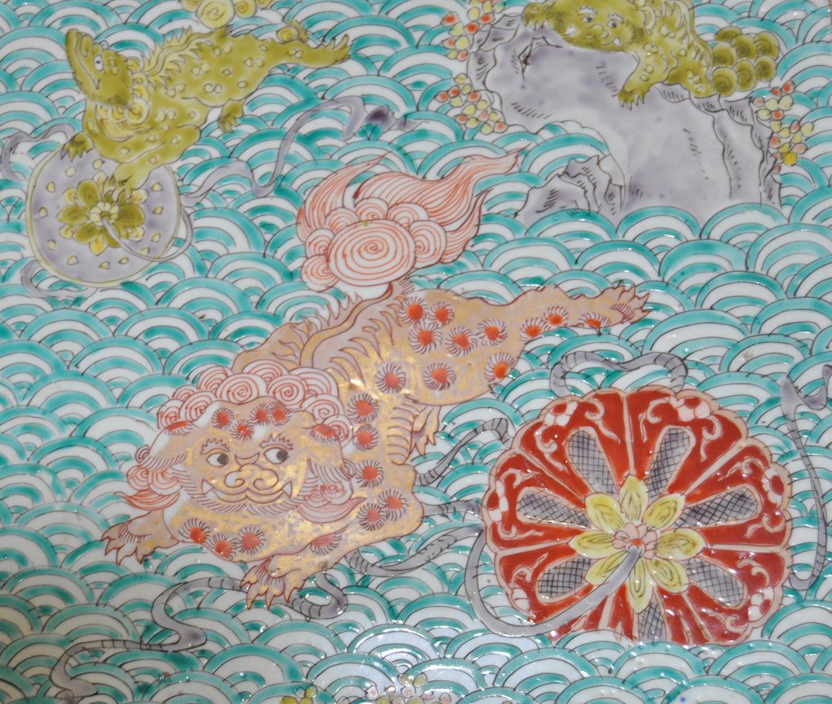 Chinesische emaillierte Keramikplatte aus dem 19. Jahrhundert.

Wunderschön handbemalt und mit vielen Details versehen. 

Sehr guter Zustand.

Abmessungen 18