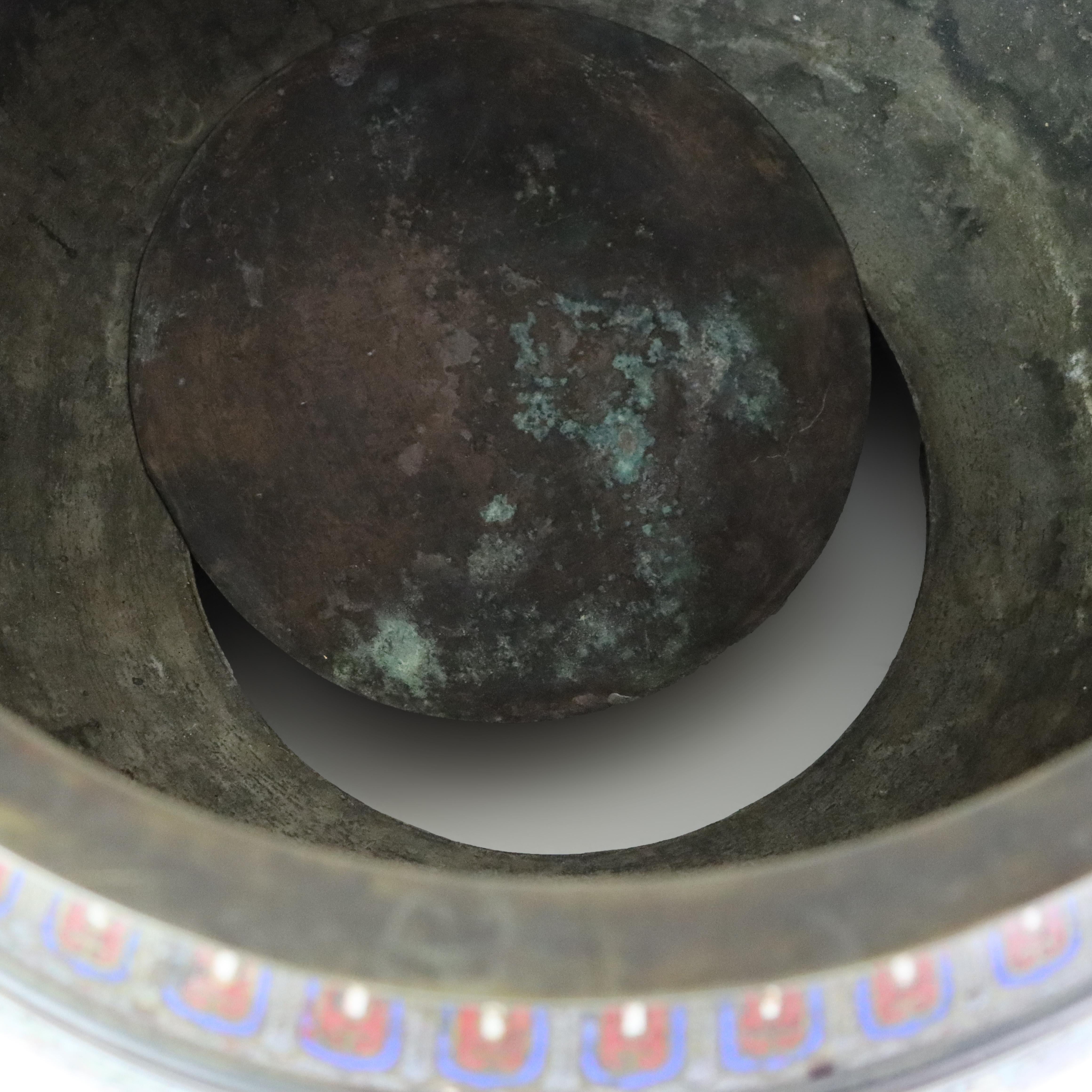 Metallo Antico vaso da terra cinese smaltato con coperchio rimovibile c1930 in vendita