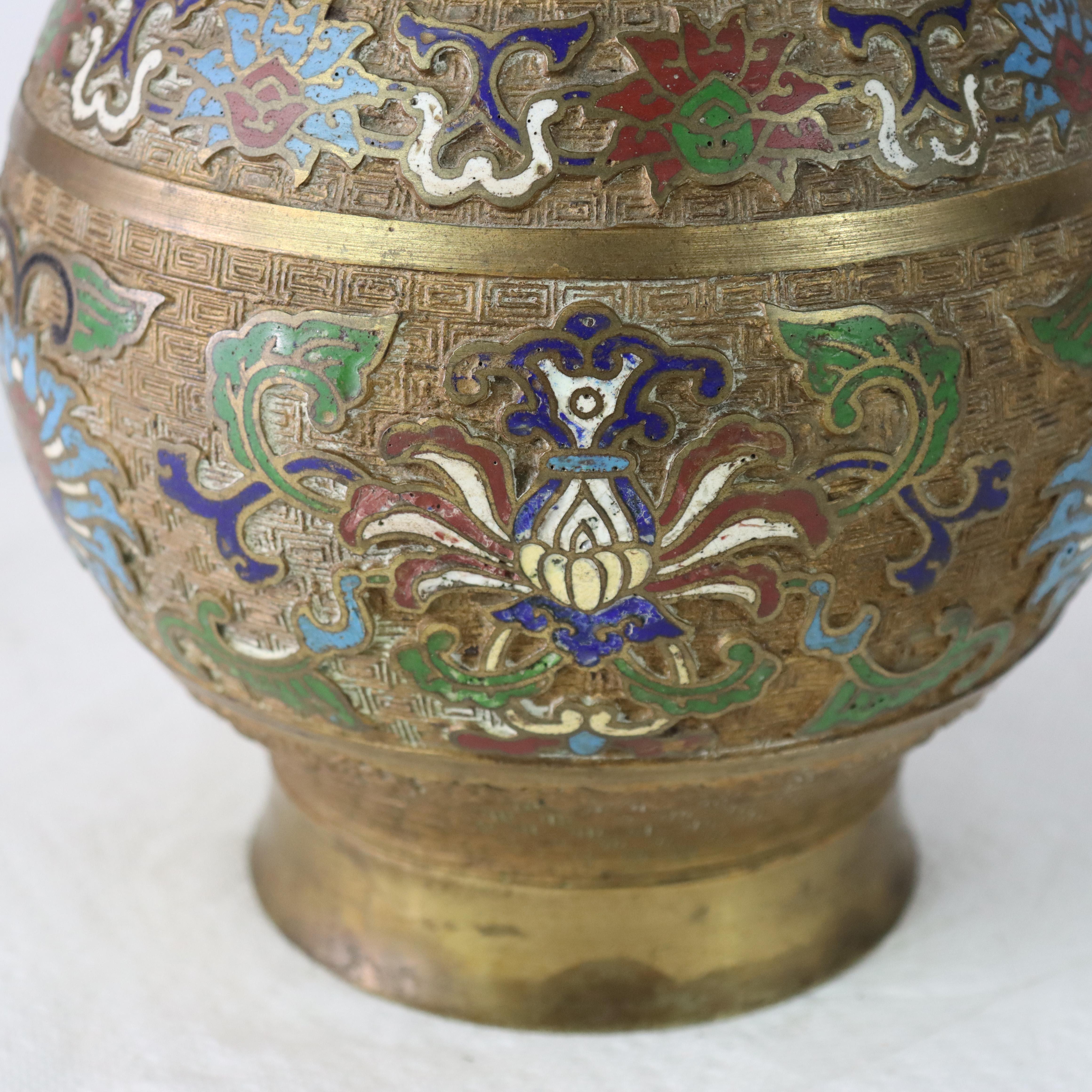 Chinois ancien  Vase émaillé avec poignées figuratives signé C1890 (12