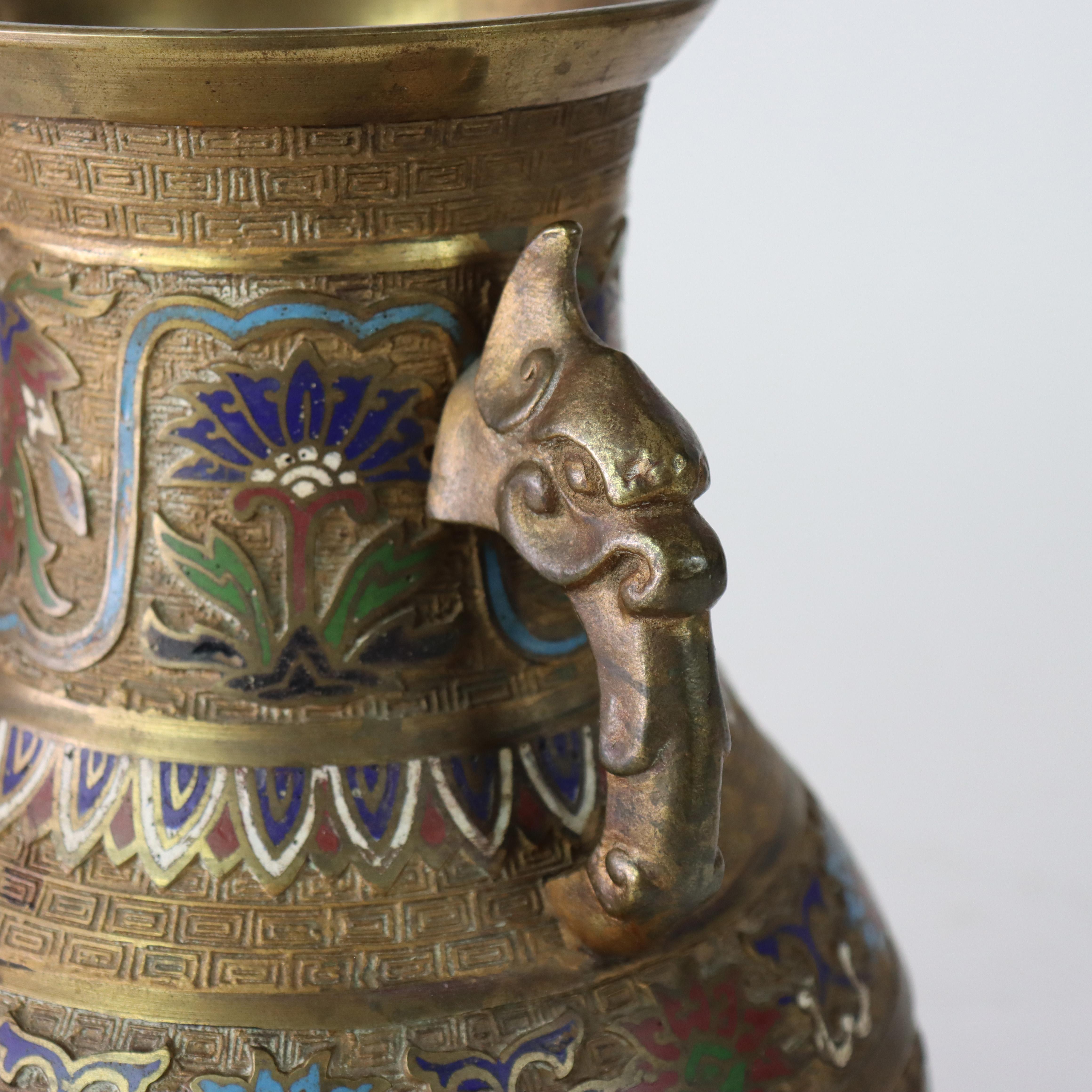 Chinois ancien  Vase émaillé à anses figuratives signé C1890 Bon état - En vente à Big Flats, NY