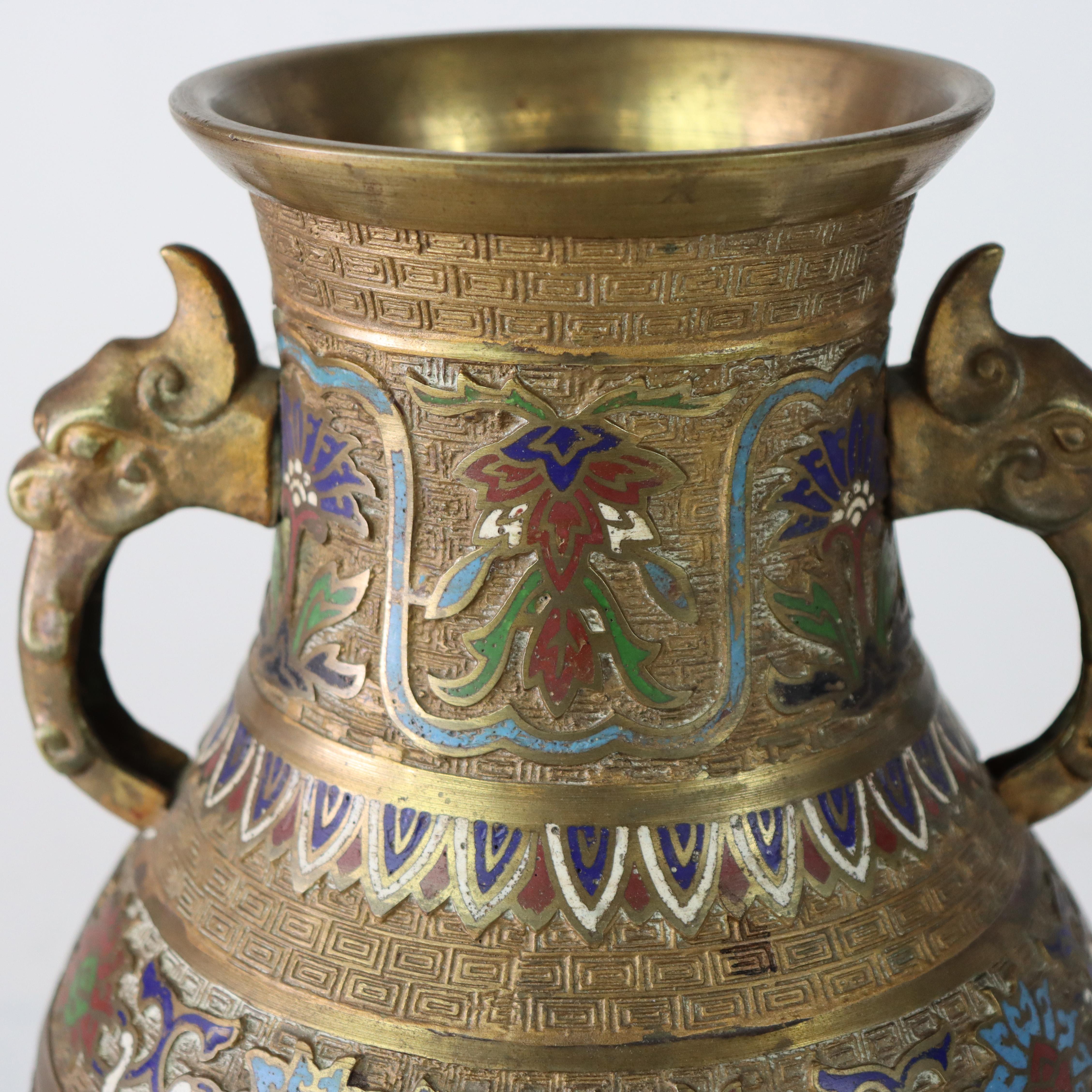 XIXe siècle Chinois ancien  Vase émaillé à anses figuratives signé C1890 en vente