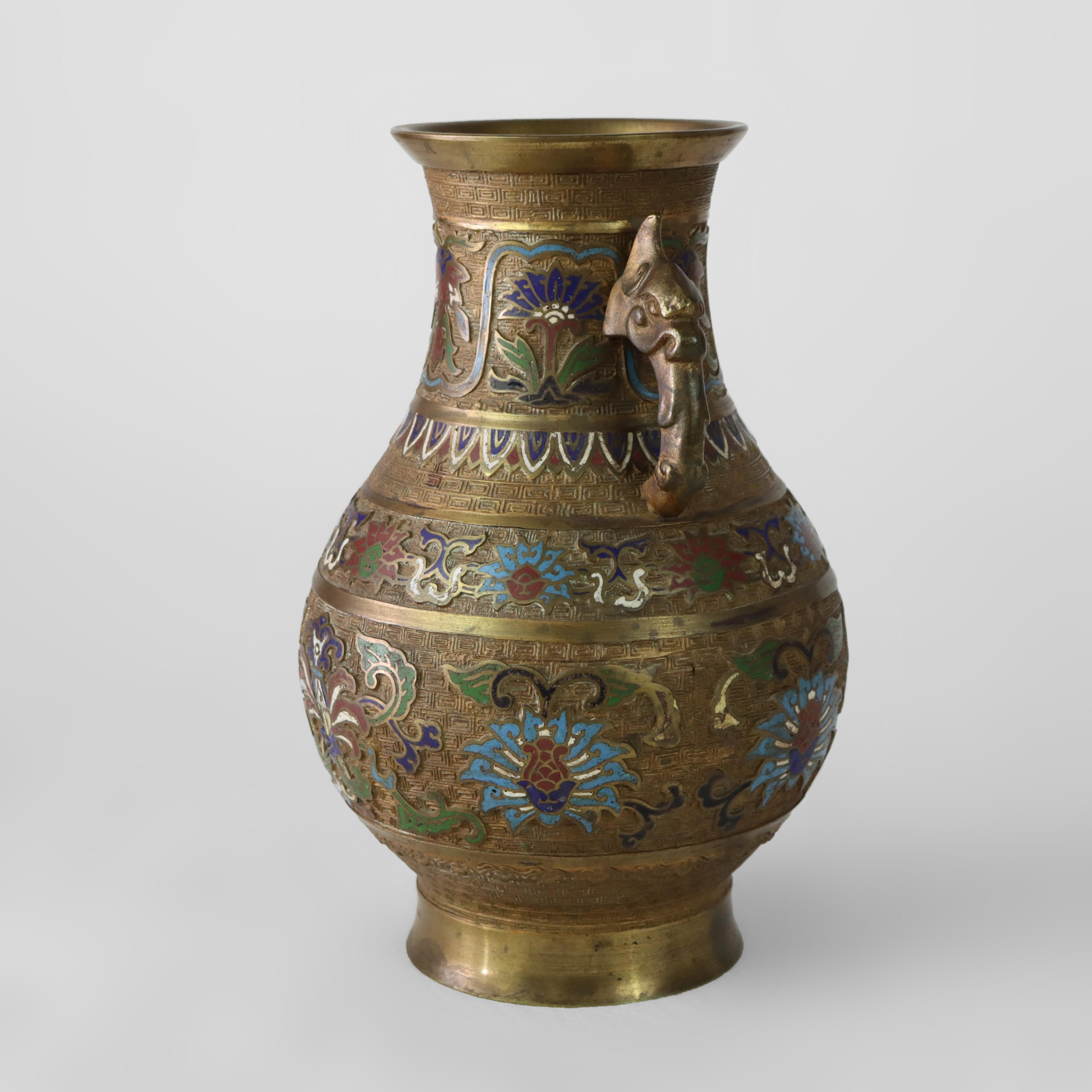 Métal Chinois ancien  Vase émaillé à anses figuratives signé C1890 en vente