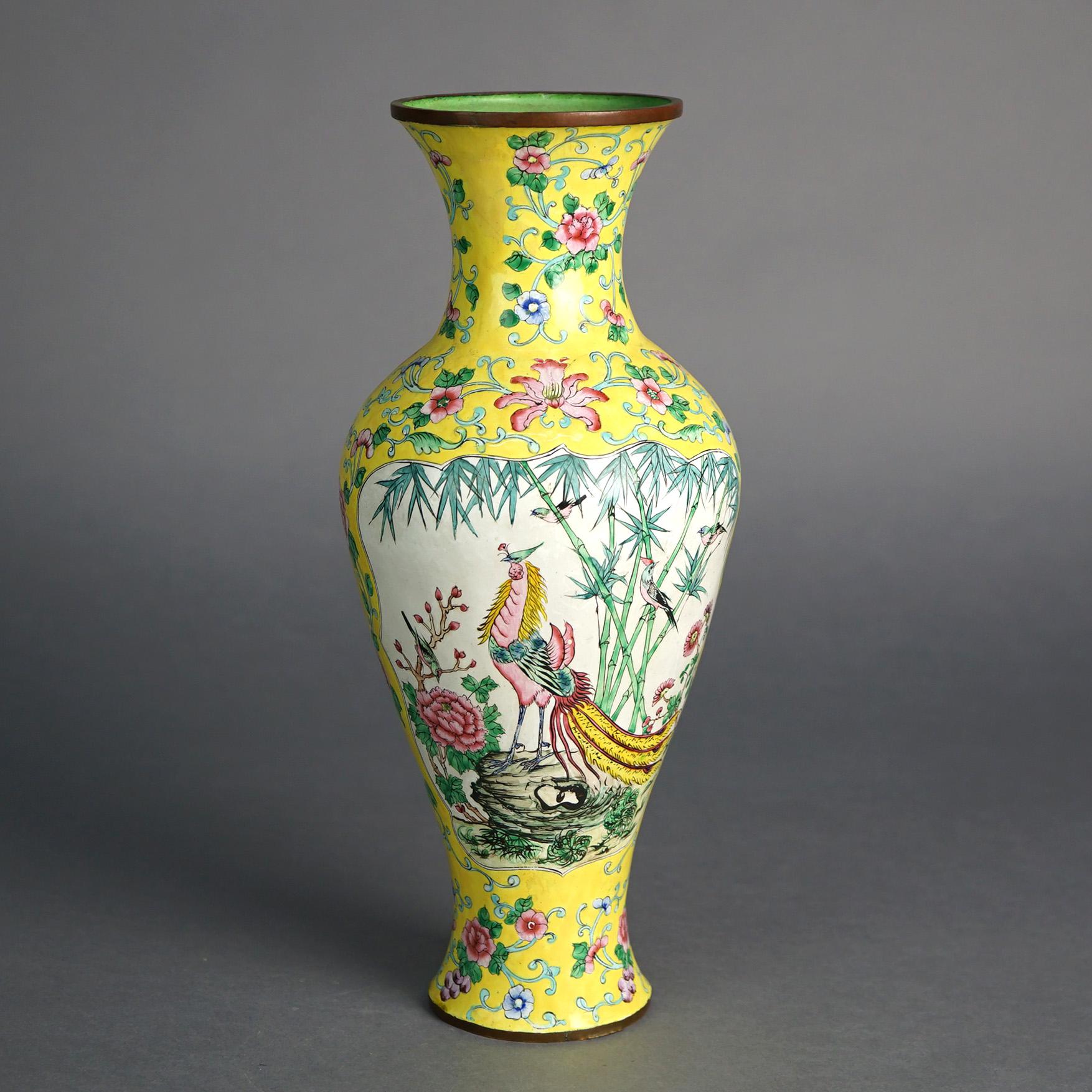 Antike chinesische emaillierte Vase mit Landschaft und Blumen C1930

Maße: 13''H x 5,5''B x 5,5''D