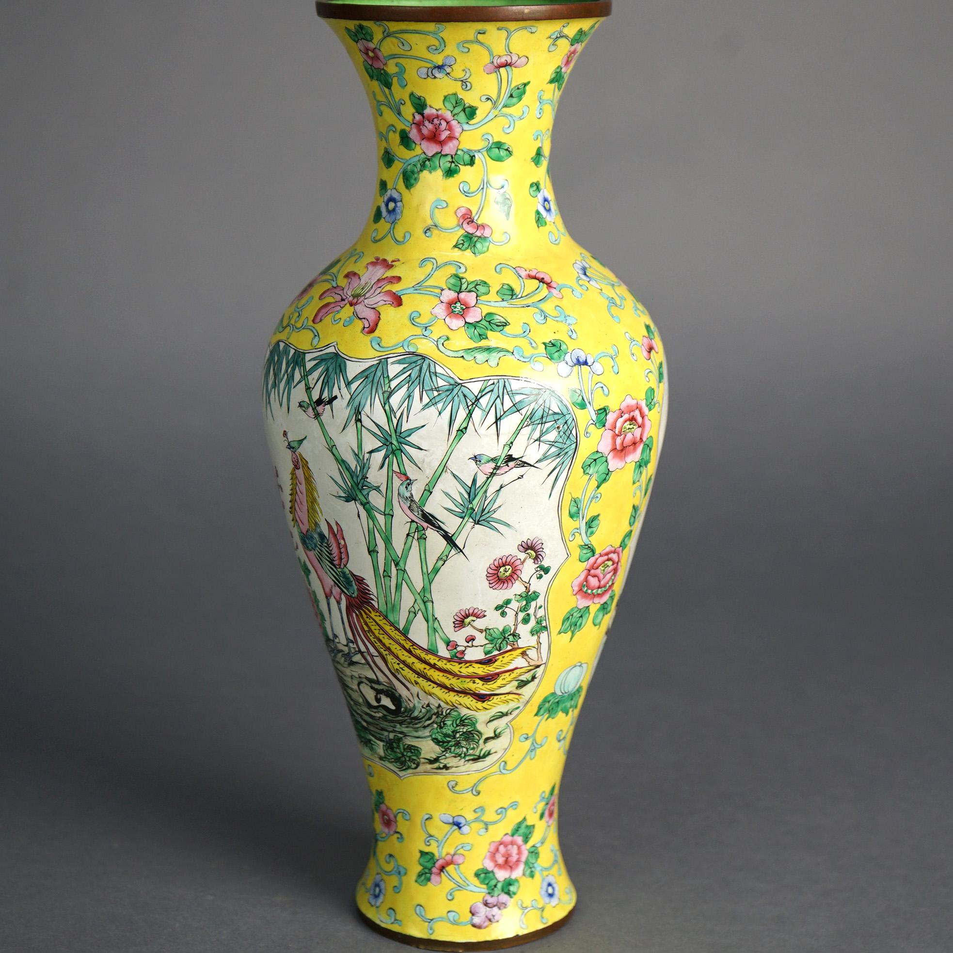 Antike chinesische emaillierte Vase mit Landschaft und Blumen, um 1930 (Chinesisch) im Angebot