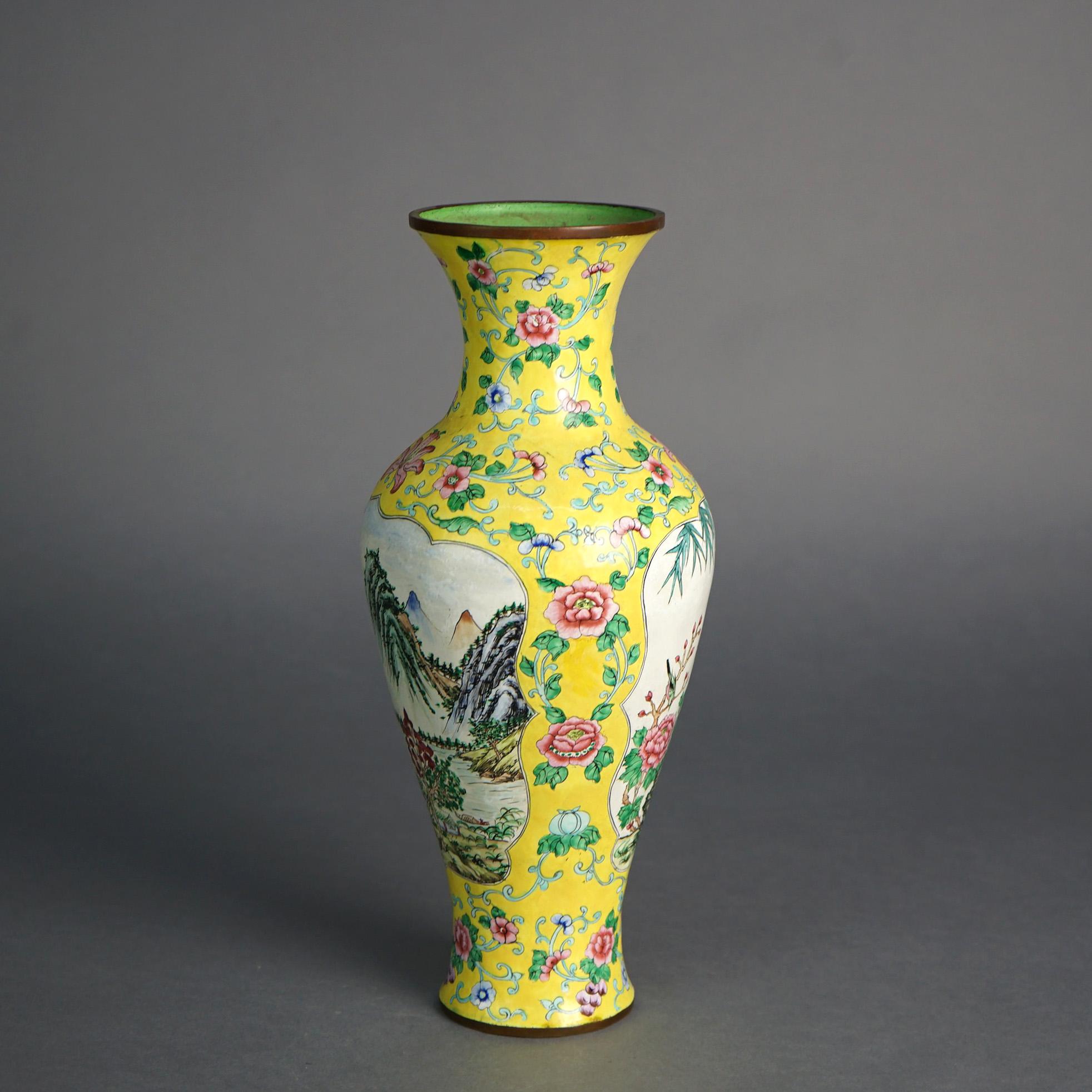 Antike chinesische emaillierte Vase mit Landschaft und Blumen, um 1930 (Emailliert) im Angebot