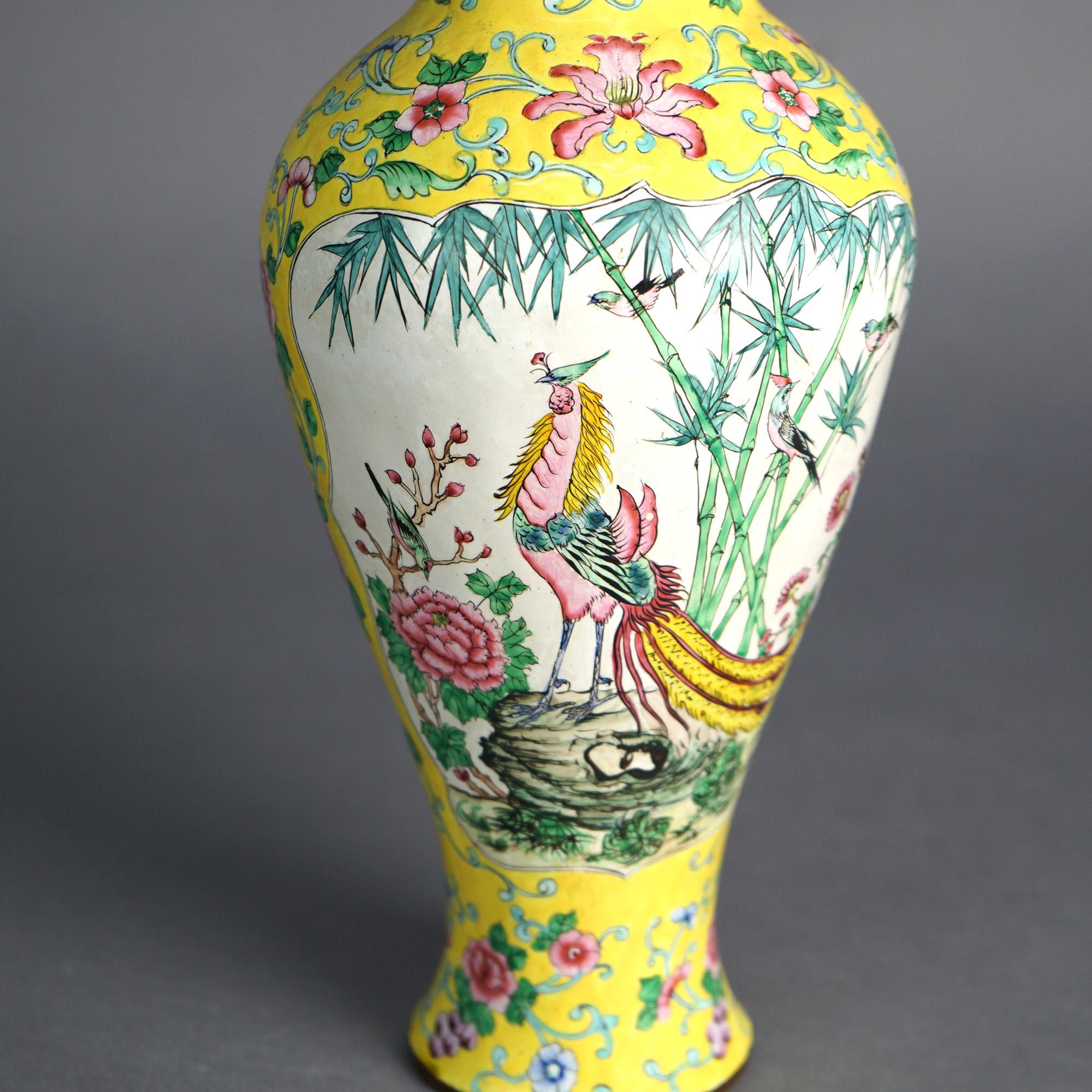 Antike chinesische emaillierte Vase mit Landschaft und Blumen, um 1930 (20. Jahrhundert) im Angebot
