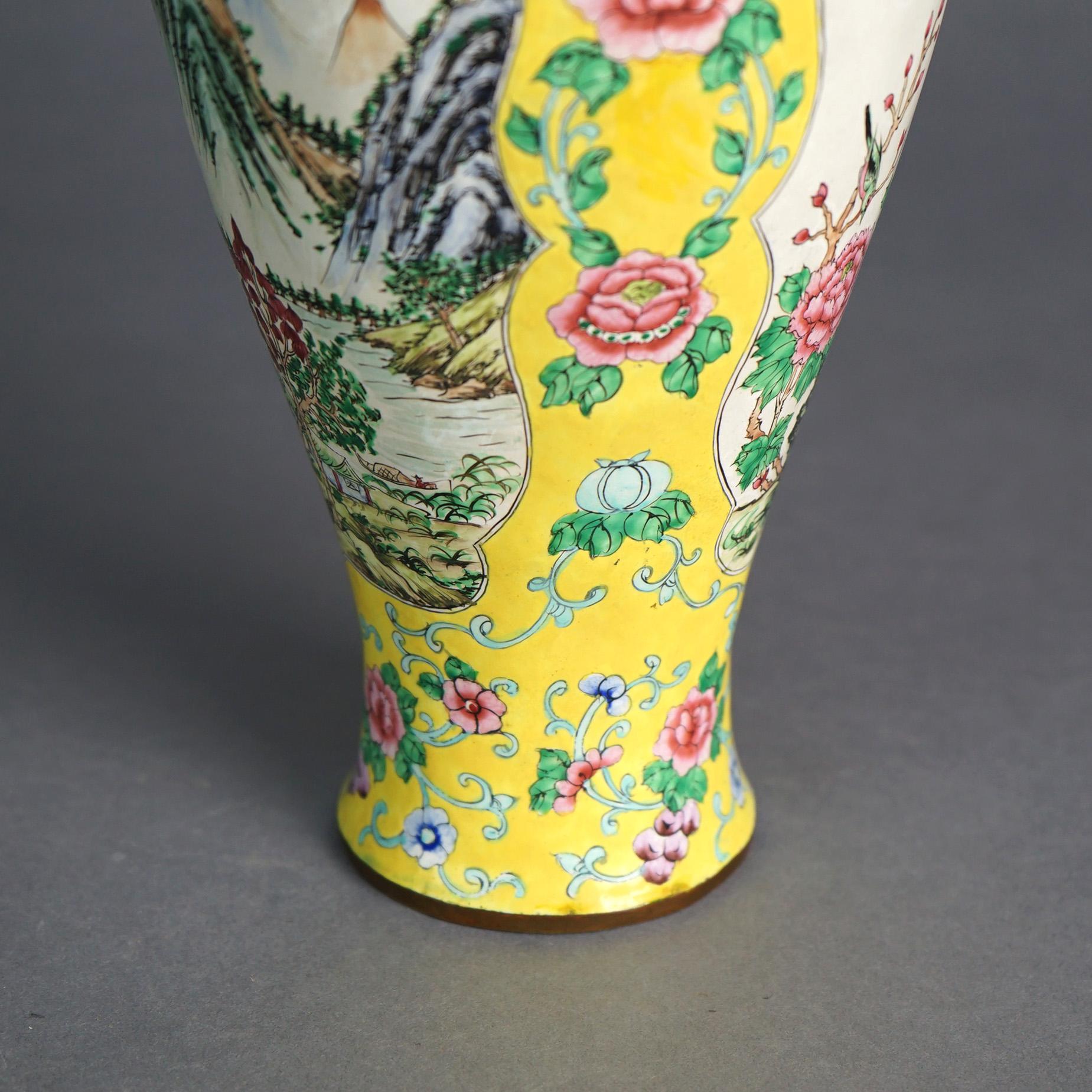 Antike chinesische emaillierte Vase mit Landschaft und Blumen, um 1930 (Metall) im Angebot