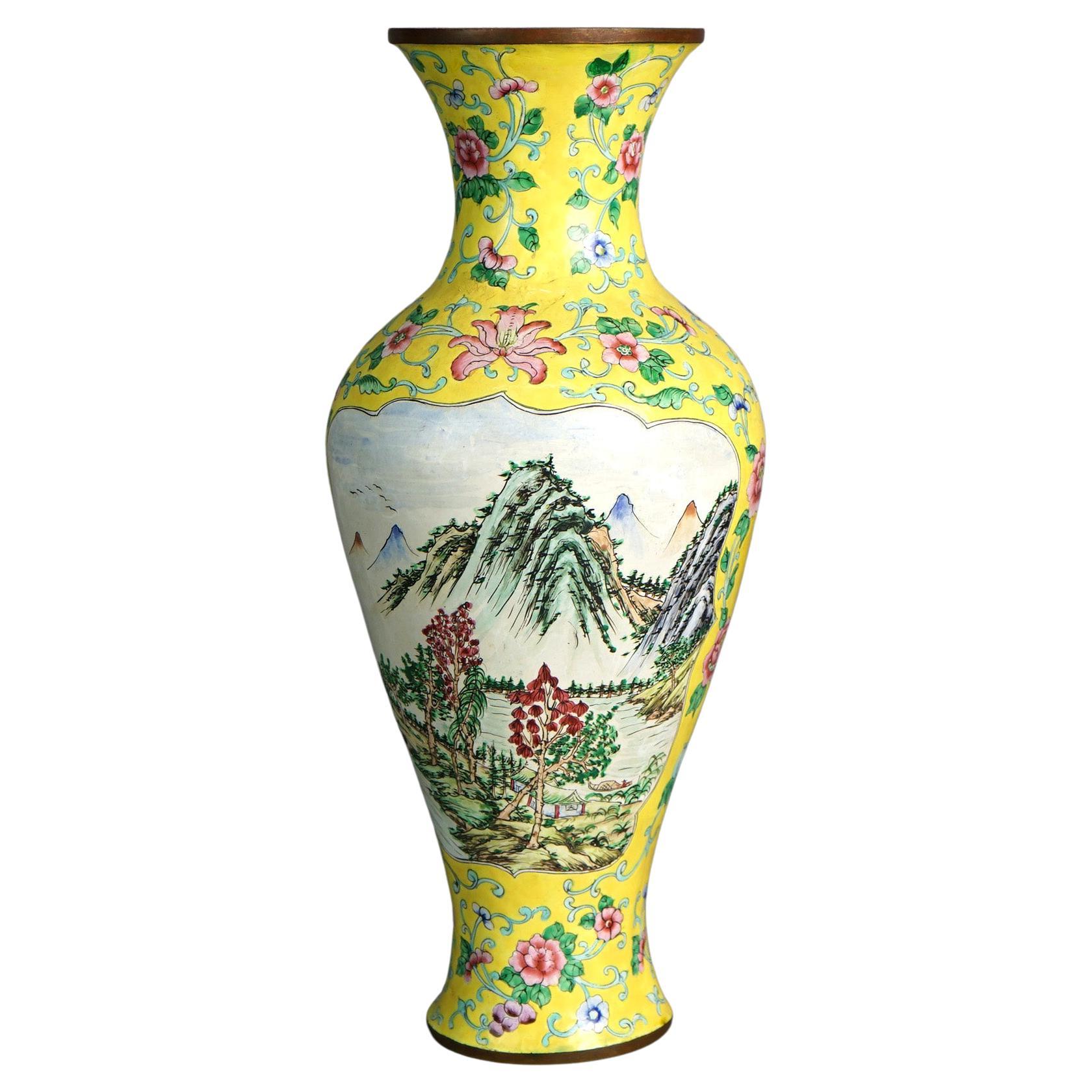 Antike chinesische emaillierte Vase mit Landschaft und Blumen, um 1930 im Angebot