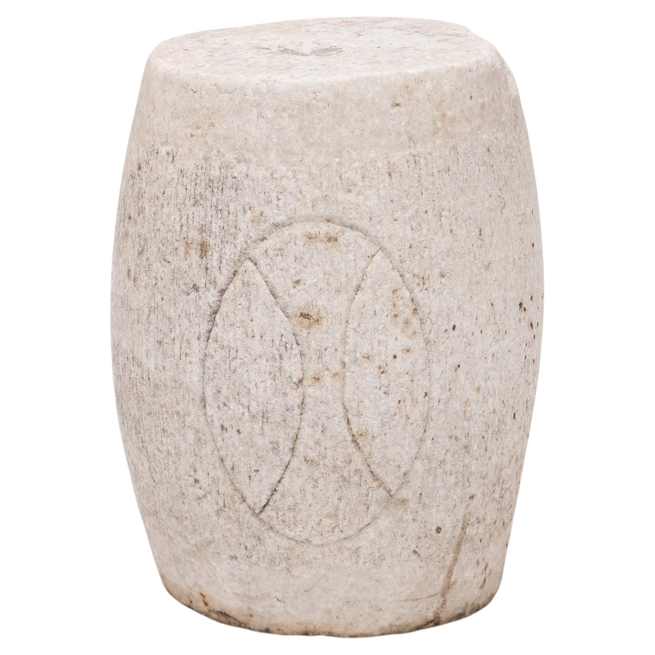 Tambor chino antiguo de mármol grabado con motivos de prosperidad, siglo XIX