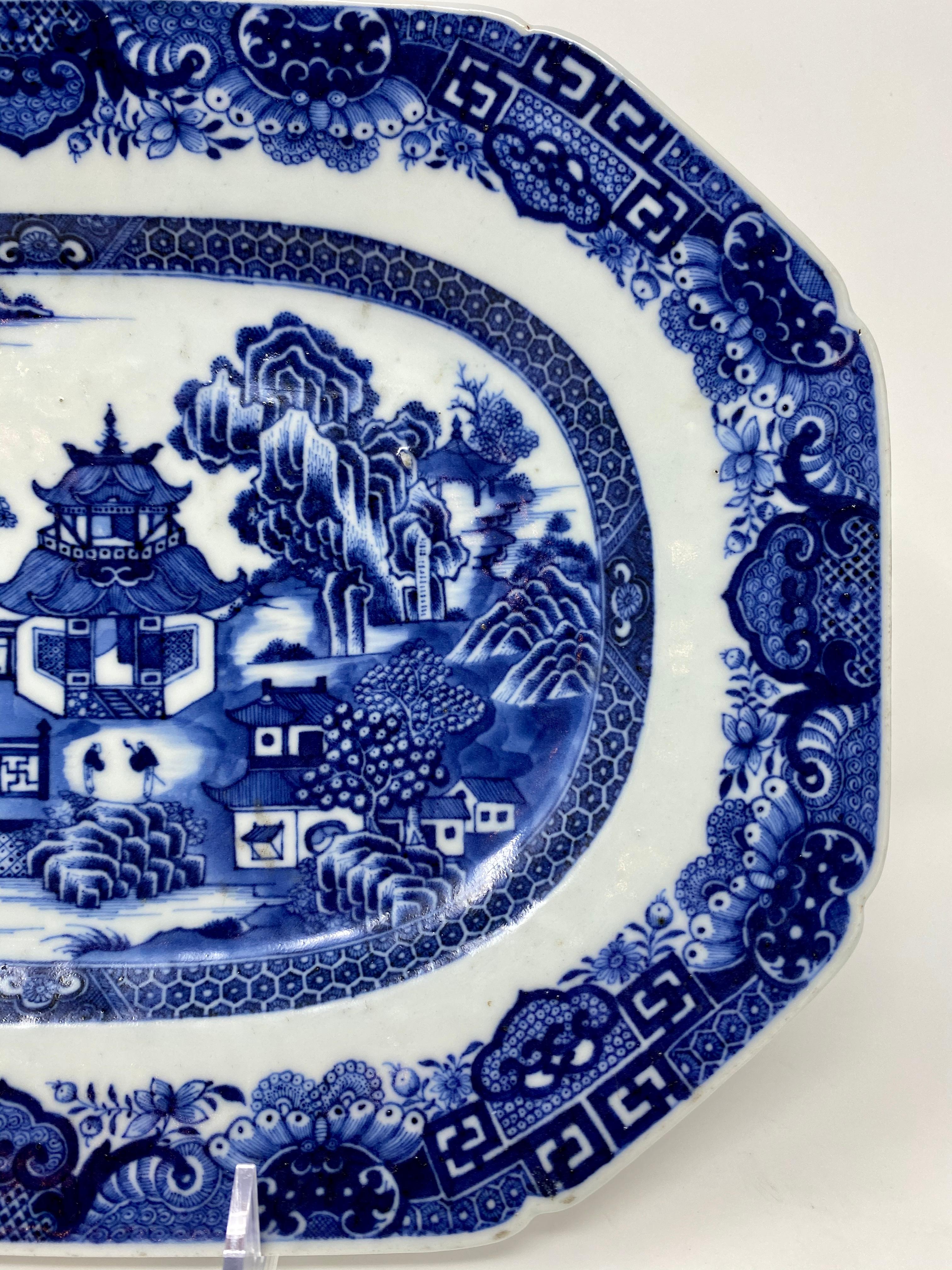 Chinois Plat antique d'exportation chinoise bleu et blanc, vers 1780-1800 en vente