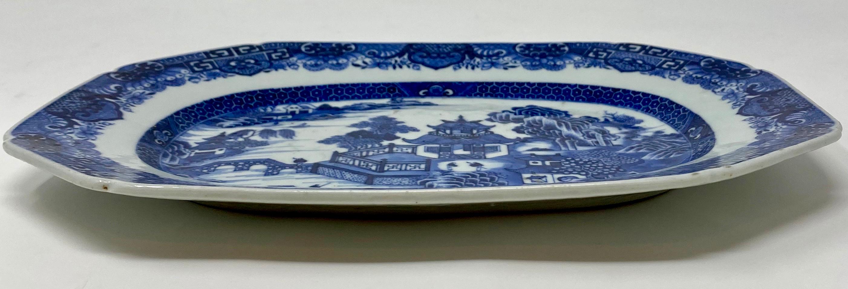 Plat antique d'exportation chinoise bleu et blanc, vers 1780-1800 Bon état - En vente à New Orleans, LA