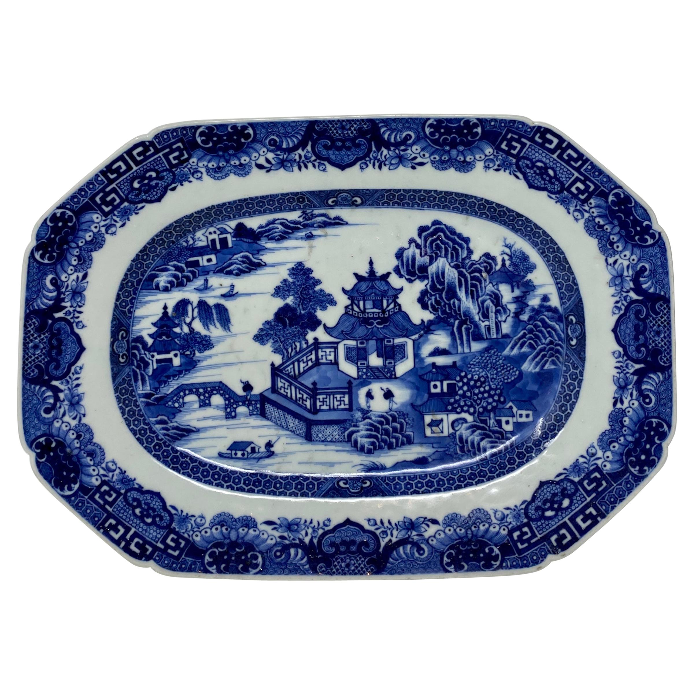 Plat antique d'exportation chinoise bleu et blanc, vers 1780-1800 en vente