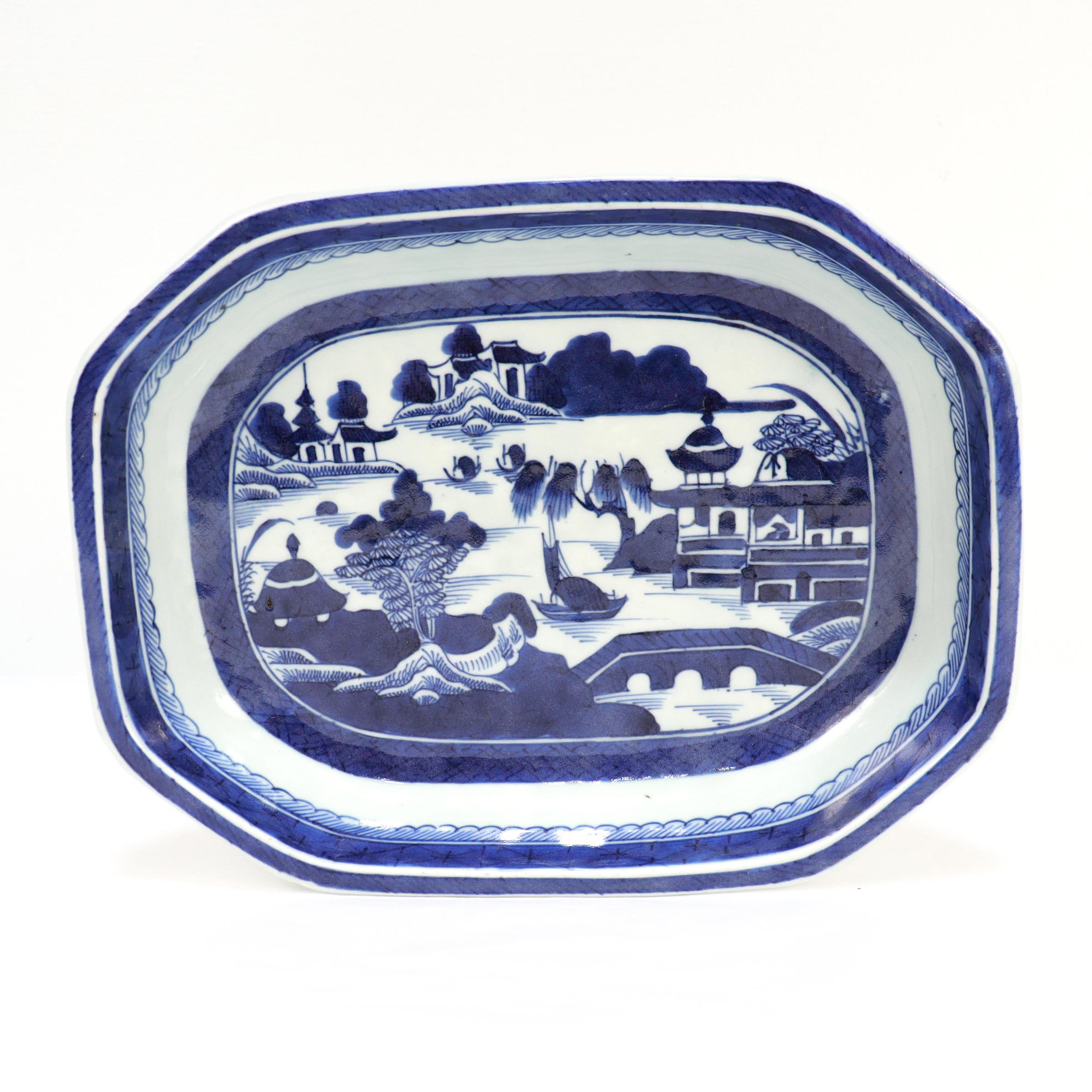 Un beau bol ancien en porcelaine d'exportation chinoise.

Dans le modèle de Canton.

Décor en bleu sous glaçure d'un village chinois montagneux avec des maisons, des montagnes, des feuillages, une rivière et un bateau. 

Le bord du pied n'est pas