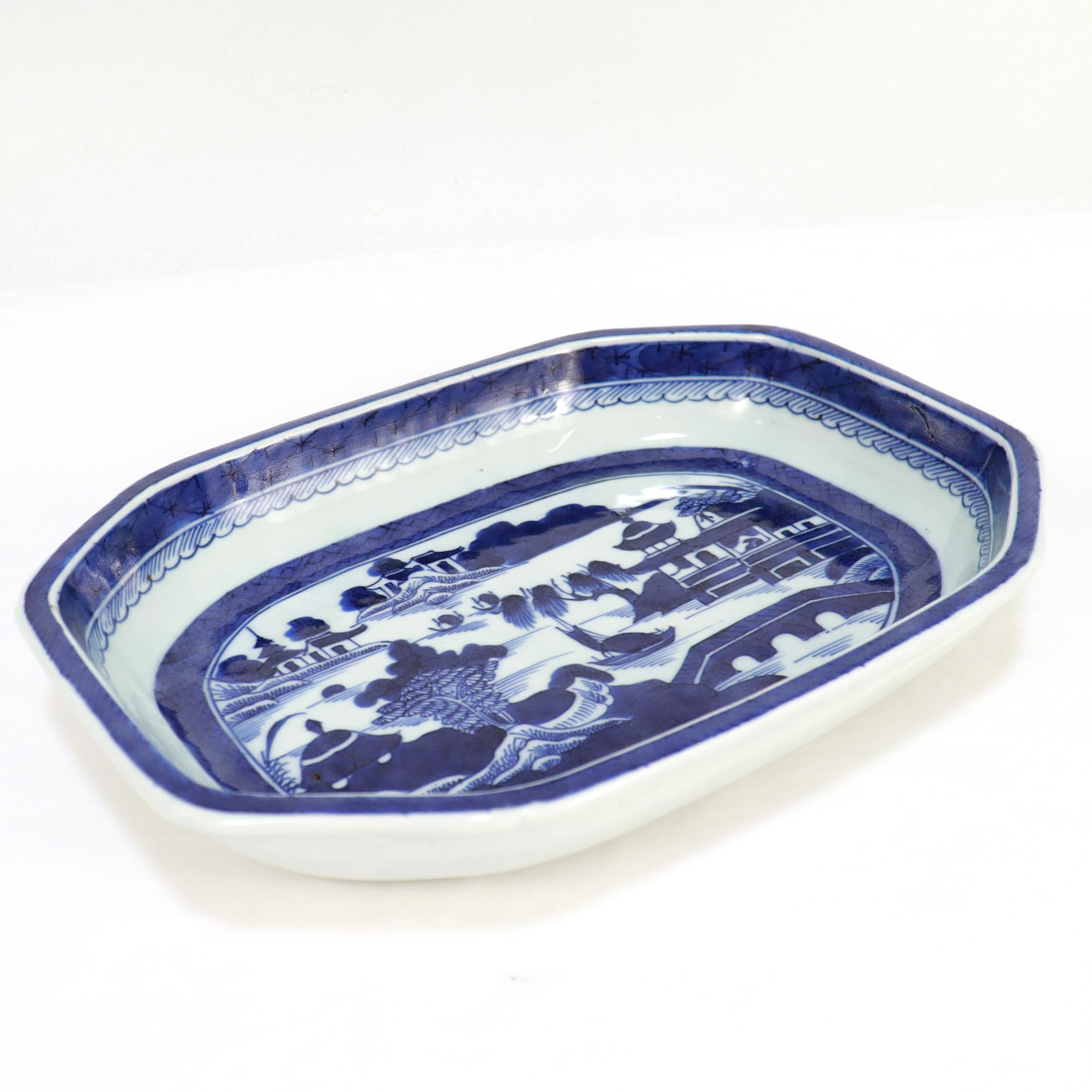 Chinois Bol en porcelaine de Canton bleu et blanc exporté de Chine en vente