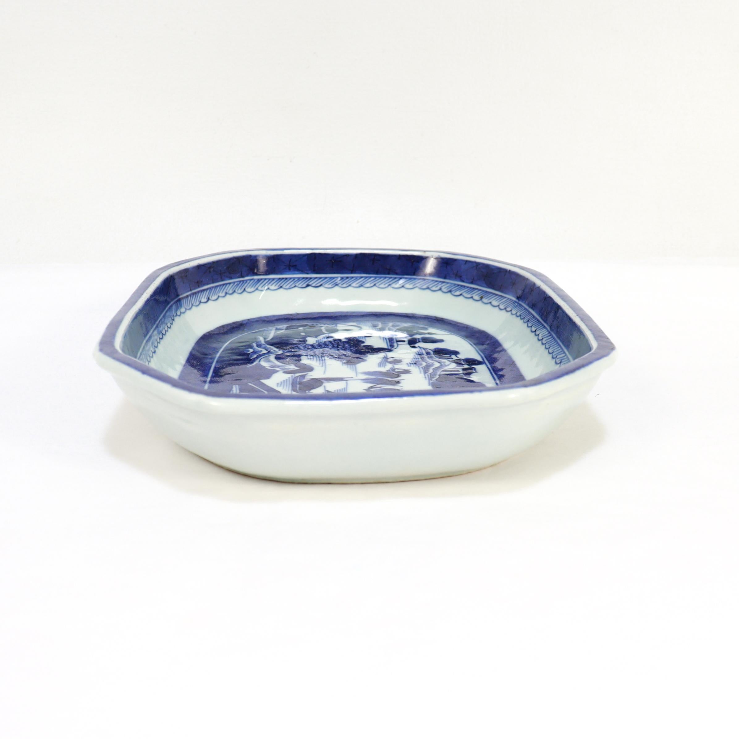 XIXe siècle Bol en porcelaine de Canton bleu et blanc exporté de Chine en vente