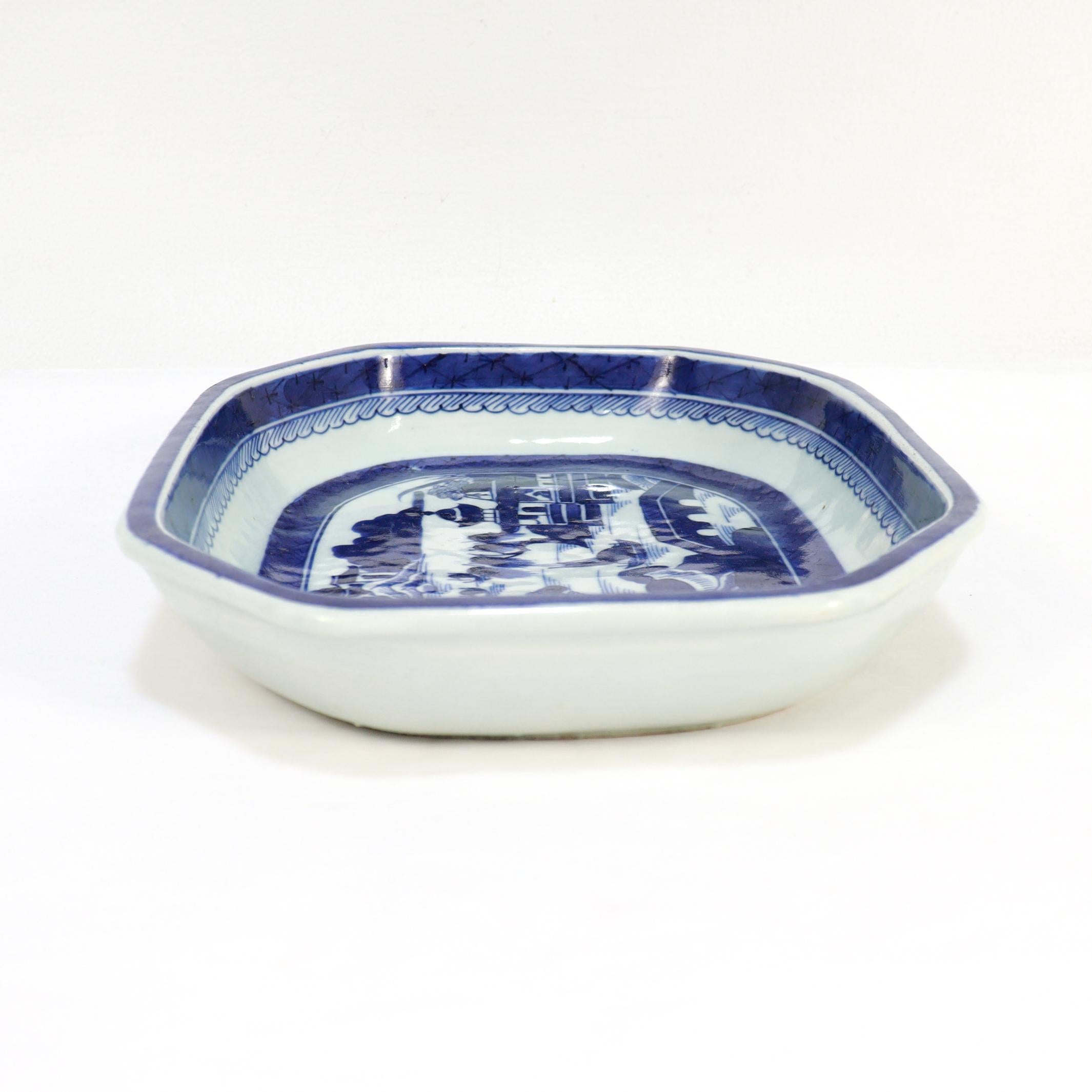 Bol en porcelaine de Canton bleu et blanc exporté de Chine en vente 1