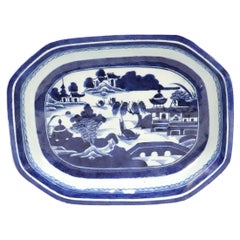 Antiguo cuenco de porcelana china de exportación azul y blanca de Cantón