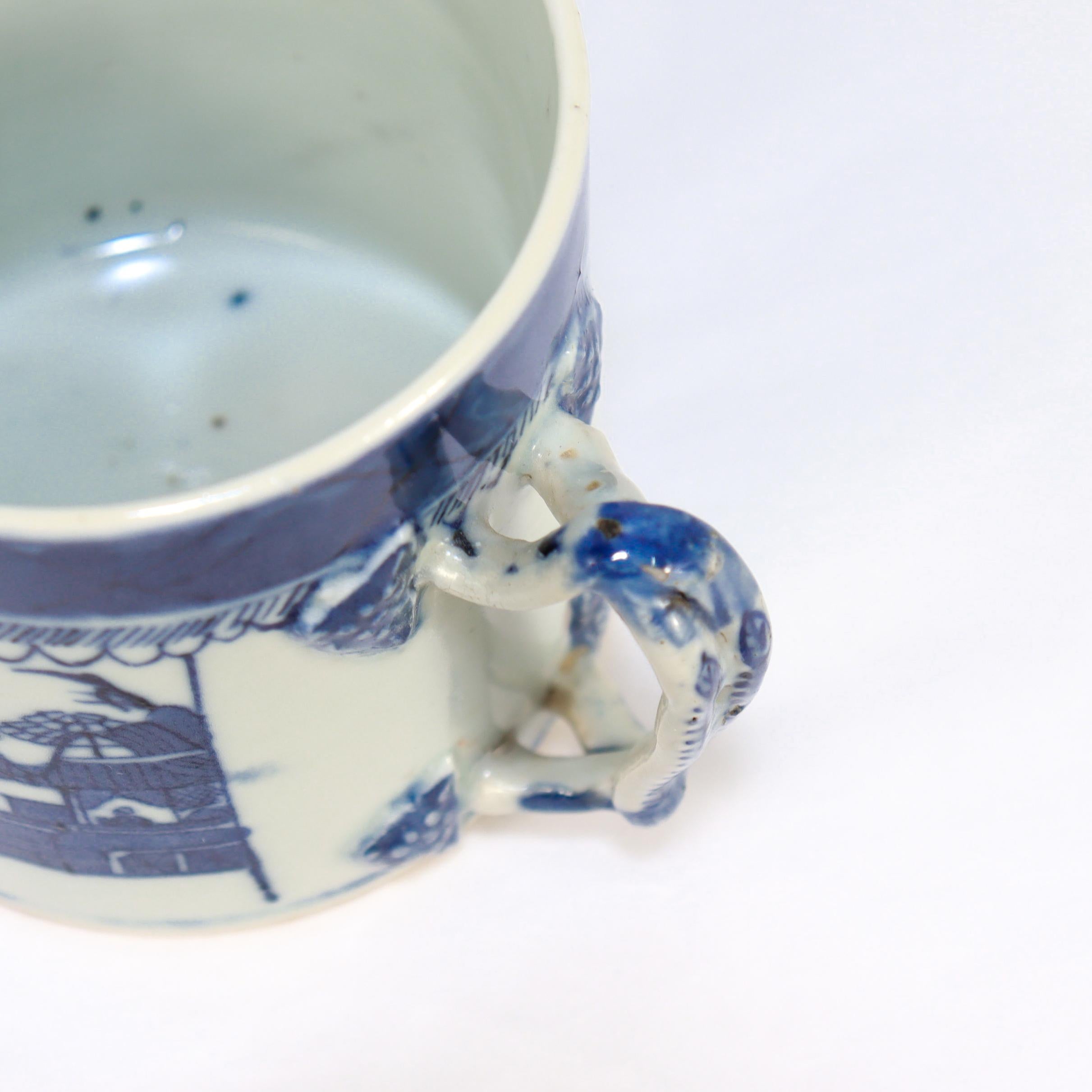 Ancienne tasse à café / tasse à chocolat en porcelaine de Canton bleue et blanche d'exportation chinoise en vente 3