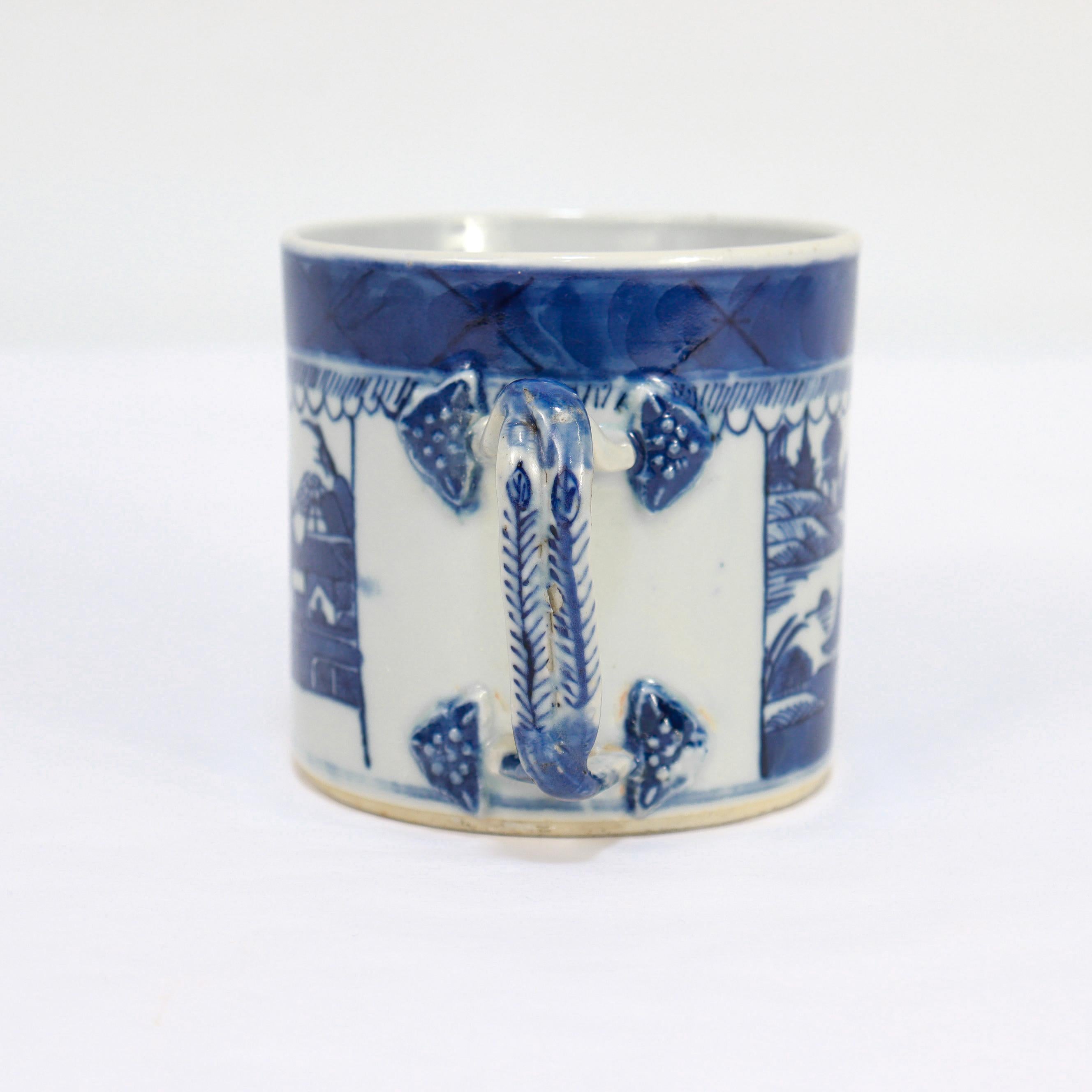 Exportation chinoise Ancienne tasse à café / tasse à chocolat en porcelaine de Canton bleue et blanche d'exportation chinoise en vente