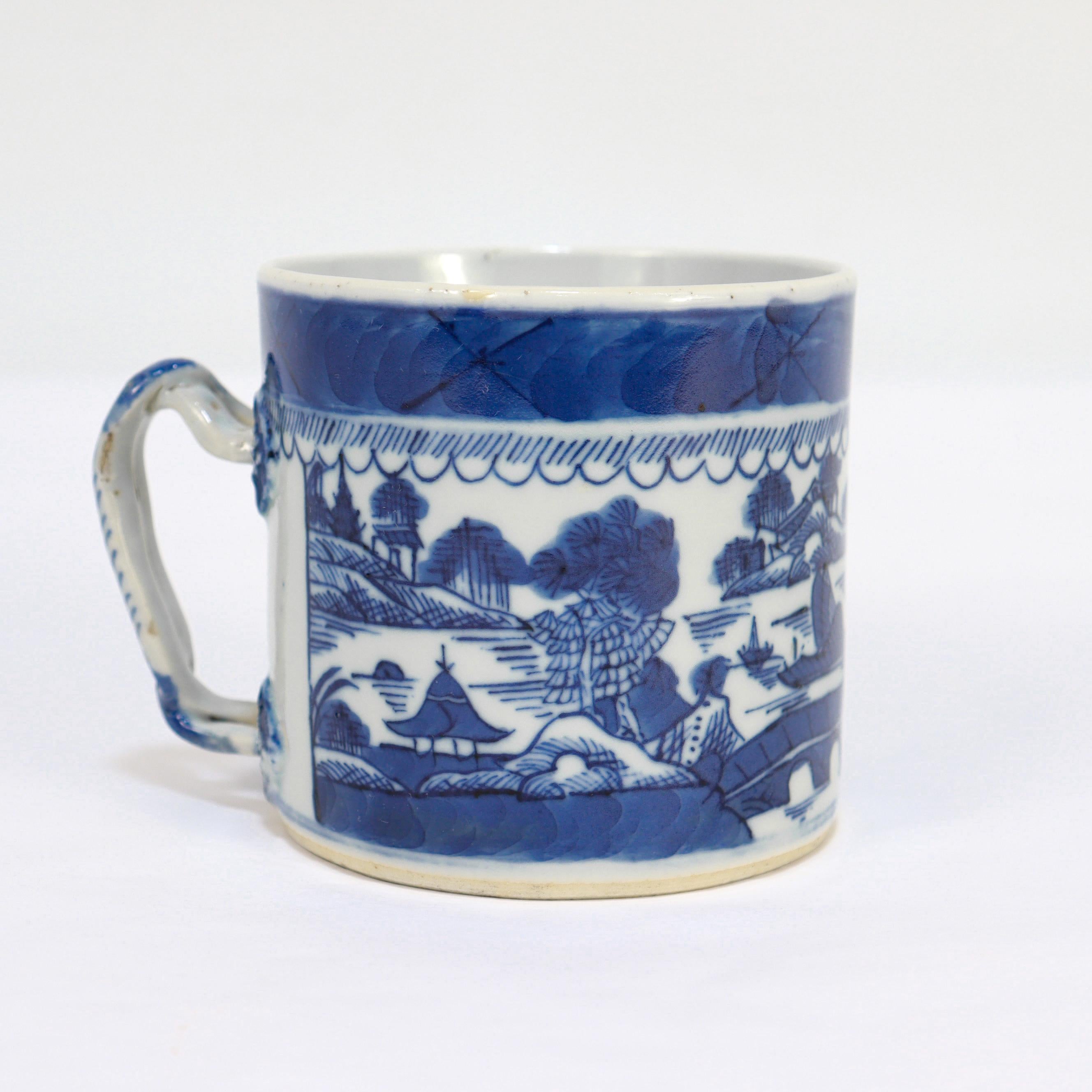 Chinois Ancienne tasse à café / tasse à chocolat en porcelaine de Canton bleue et blanche d'exportation chinoise en vente