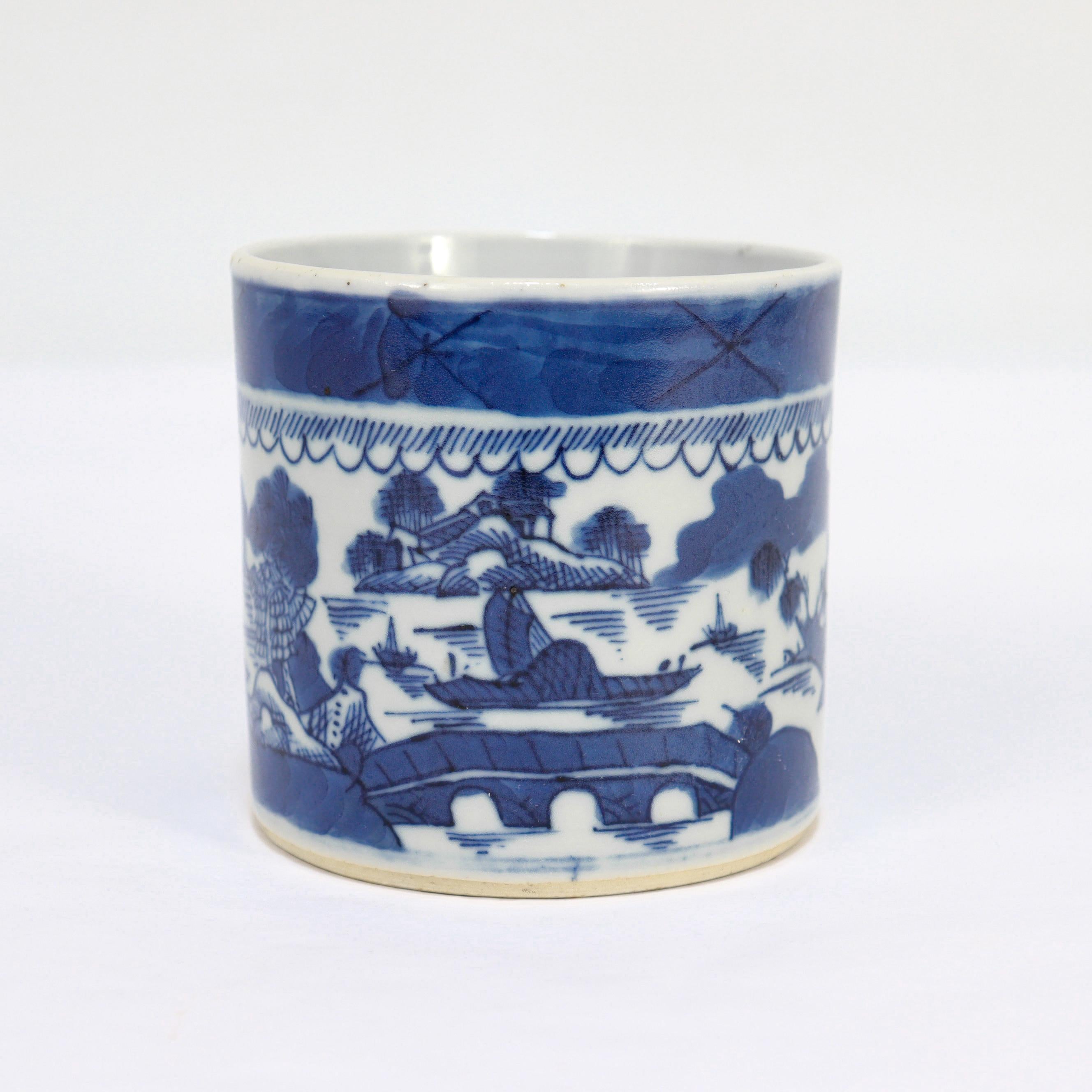 Ancienne tasse à café / tasse à chocolat en porcelaine de Canton bleue et blanche d'exportation chinoise Bon état - En vente à Philadelphia, PA